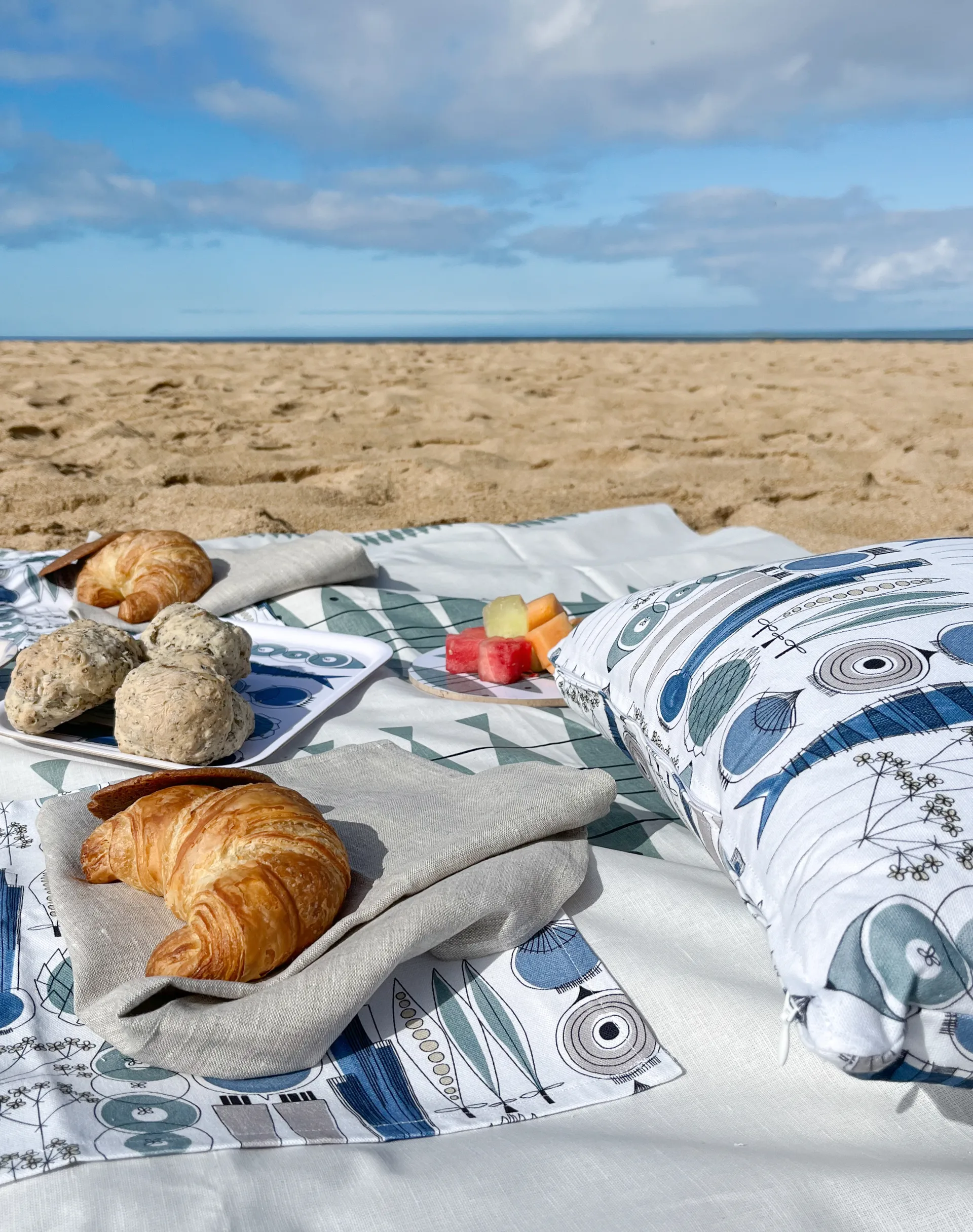 Picknick Kissenbezug 47 x 47cm, blau-beige Almedahls