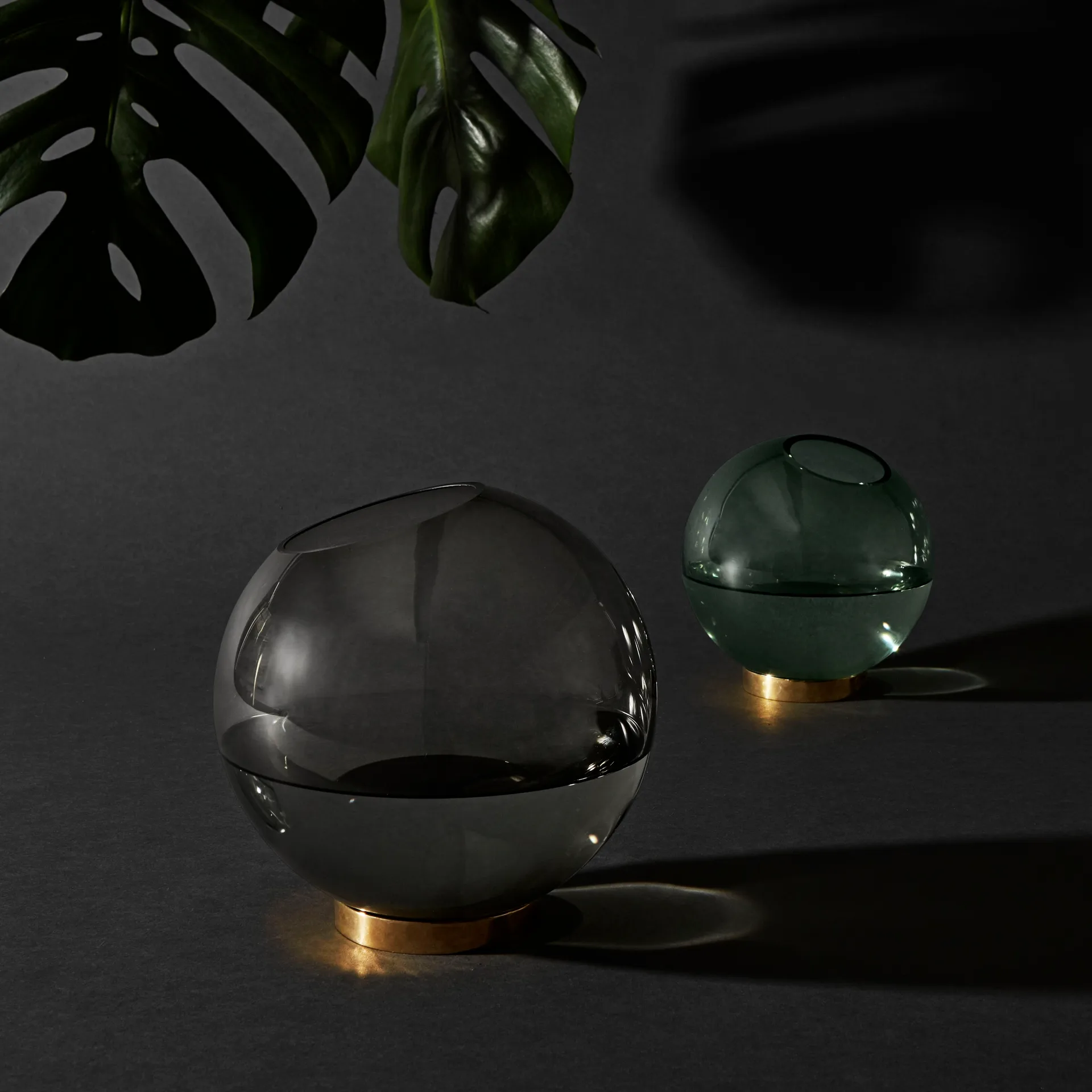 Globe Vase groß, Schwarz-Messing AYTM