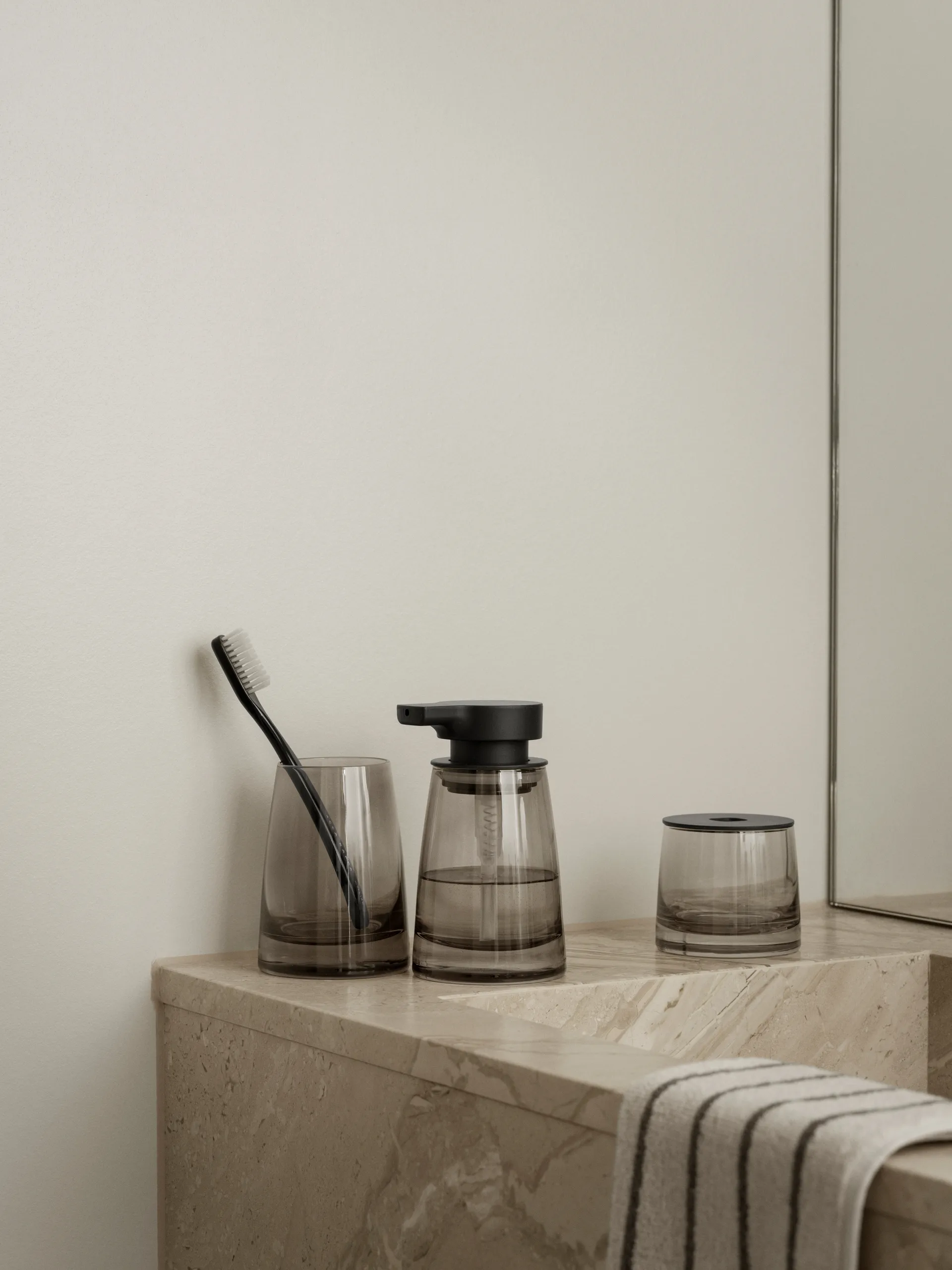 Ava Seifenspender 25 cl, Black blomus