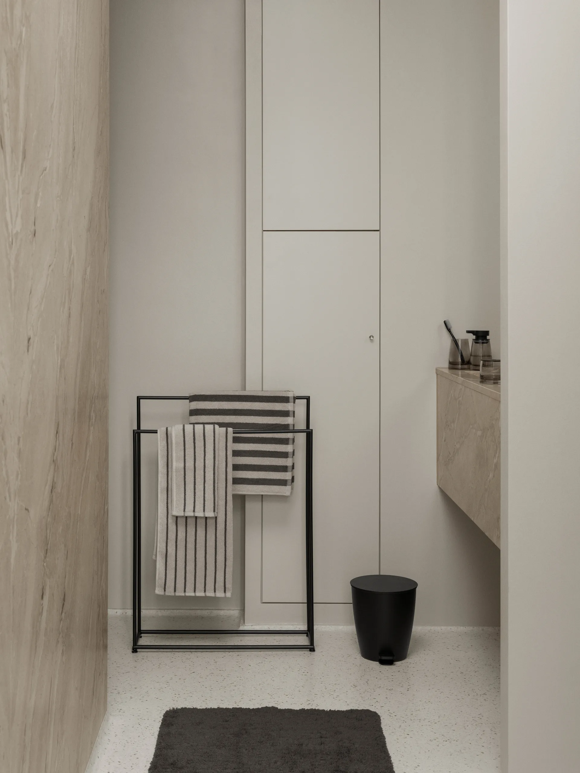 Ava Seifenspender 25 cl, Black blomus