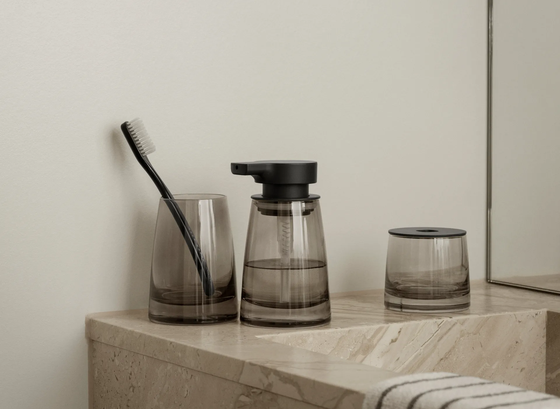 Ava Seifenspender 25 cl, Black blomus