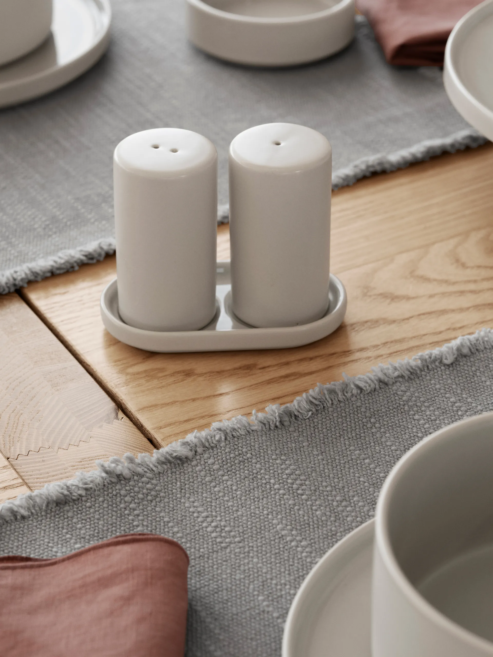 Pilar Salz- & Pfefferstreuer 2-teilig, Moonbeam, Ø4,5x11,5 cm blomus