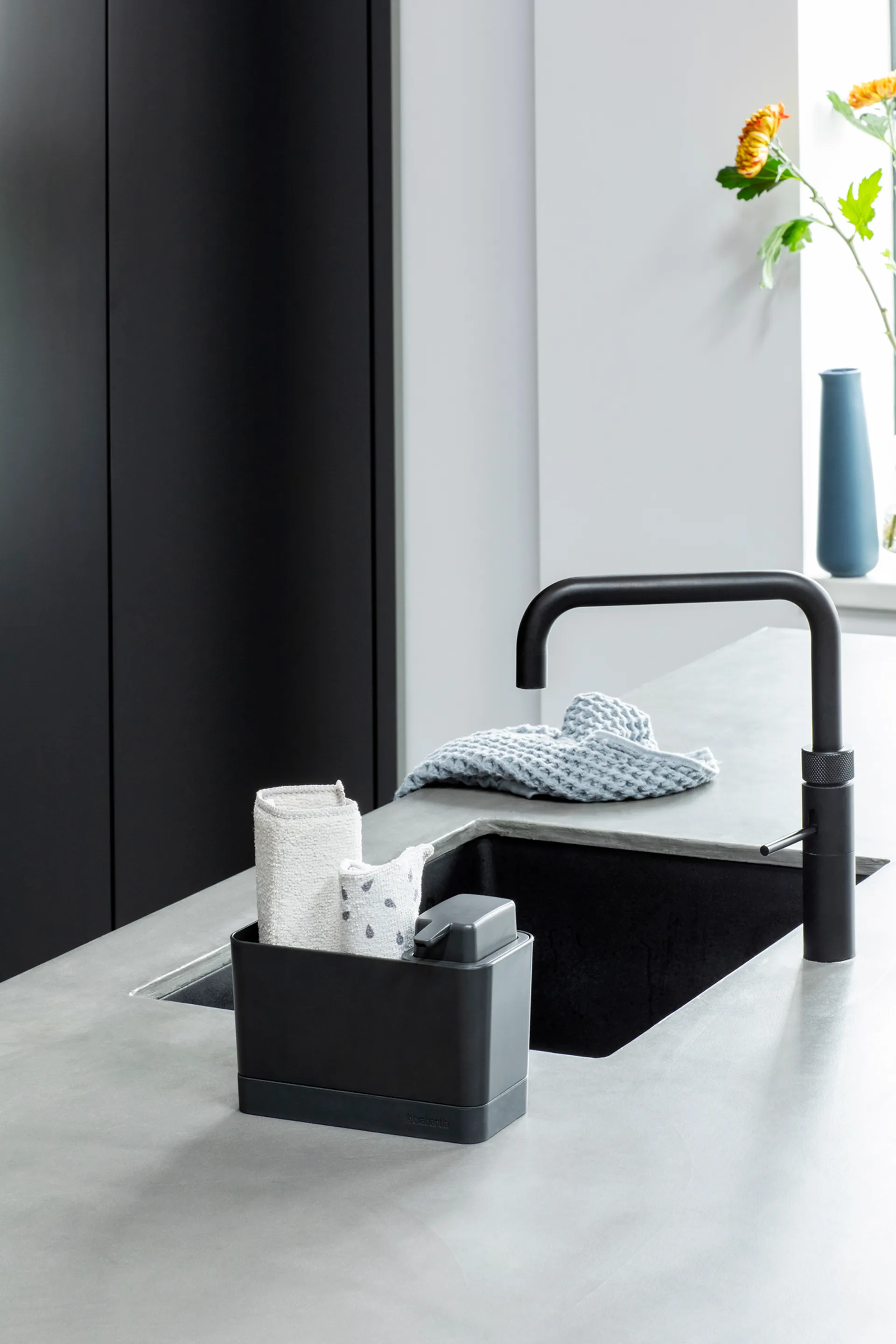 Brabantia Spülbecken Organizer mit Seifenspender, Dunkelgrau Brabantia