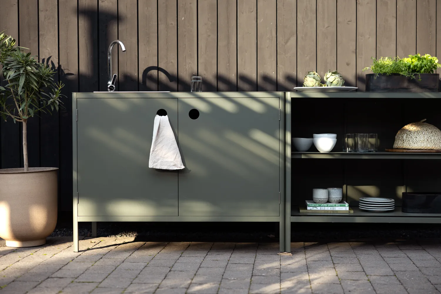 Kelia Outdoorküche Bank mit Regalen, Nordic green, 121x91x64 cm Brafab