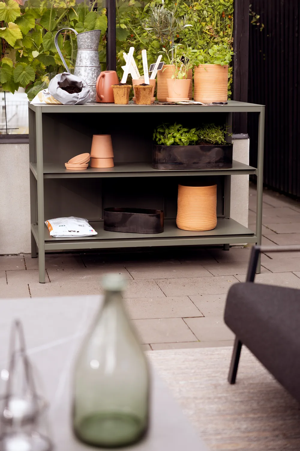 Kelia Outdoorküche Bank mit Regalen, Nordic green, 121x91x64 cm Brafab