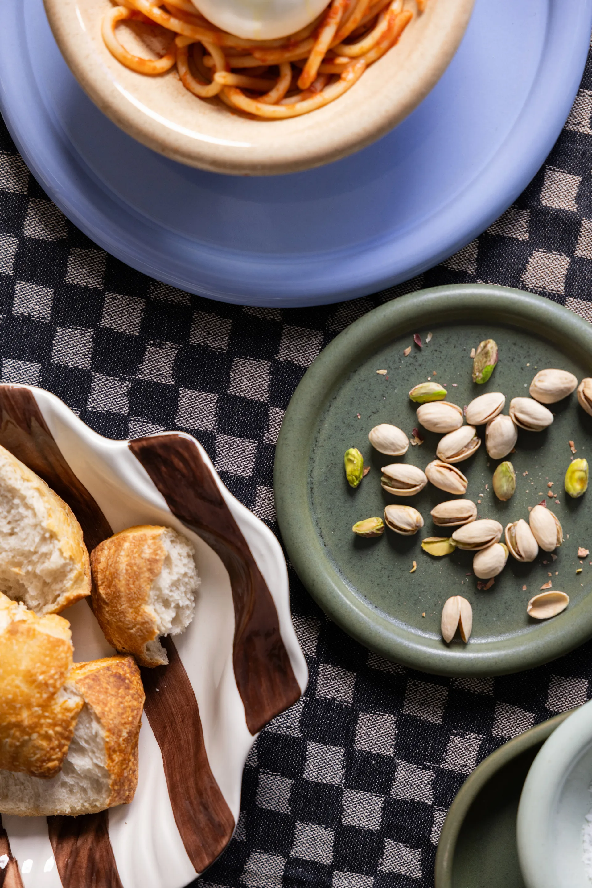 Armona stripe Teller 23,5x23,5 cm, Dunkelbraun-weiß Byon