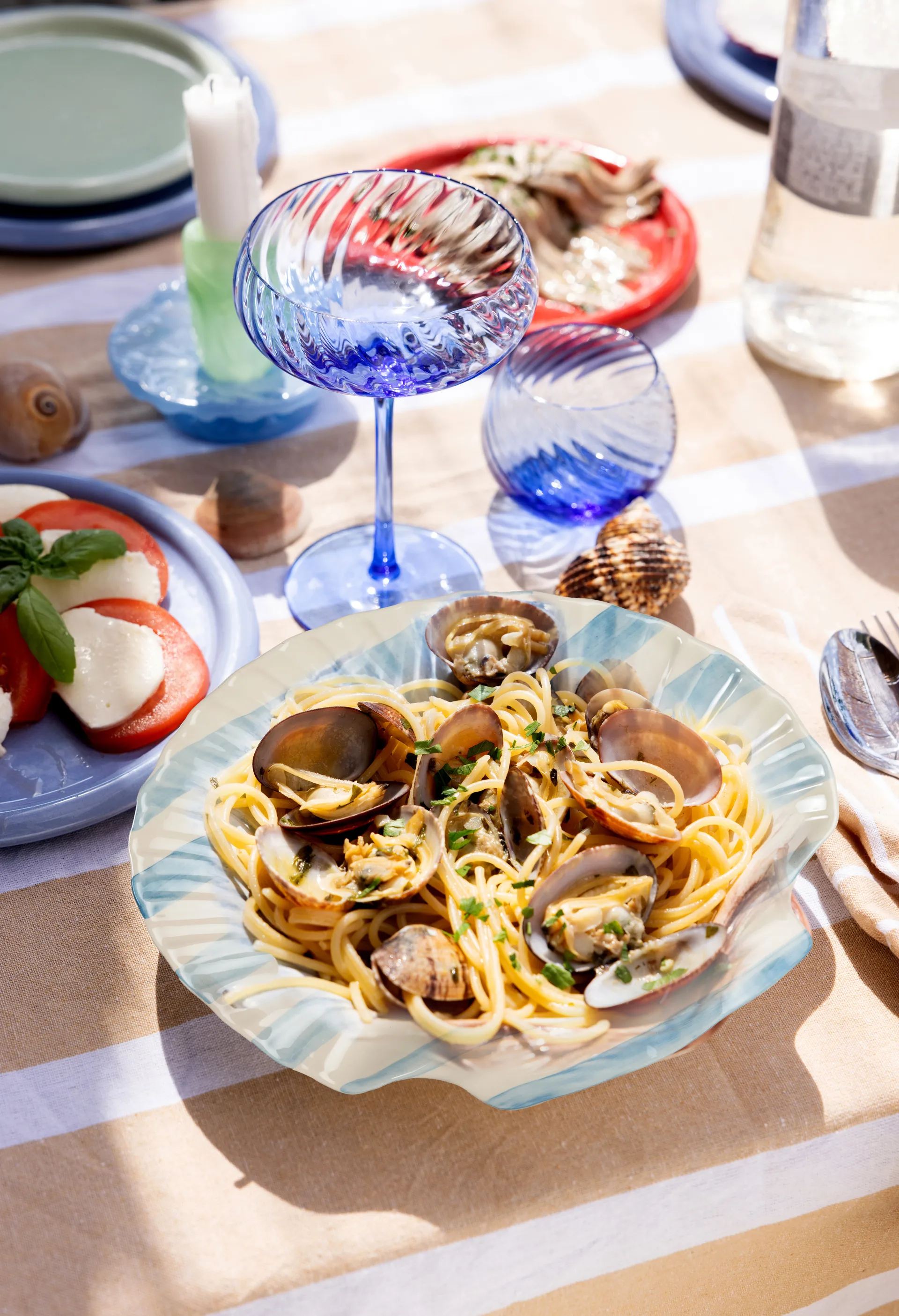 Armona stripe Teller 23,5x23,5 cm, Hellblau-weiß Byon