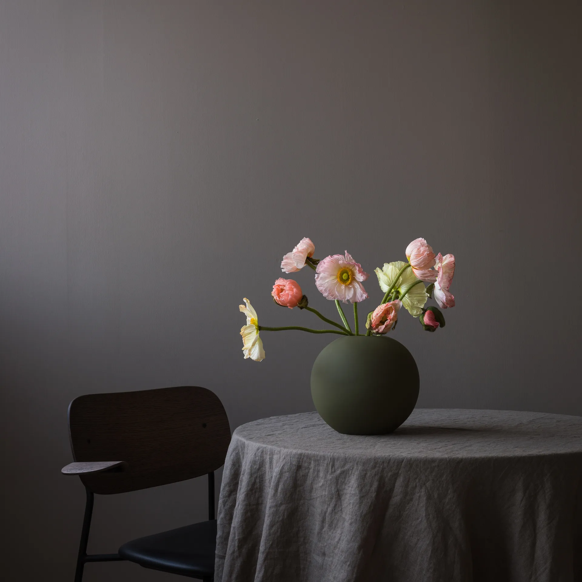 Ball Vase olive, 20cm Cooee Design