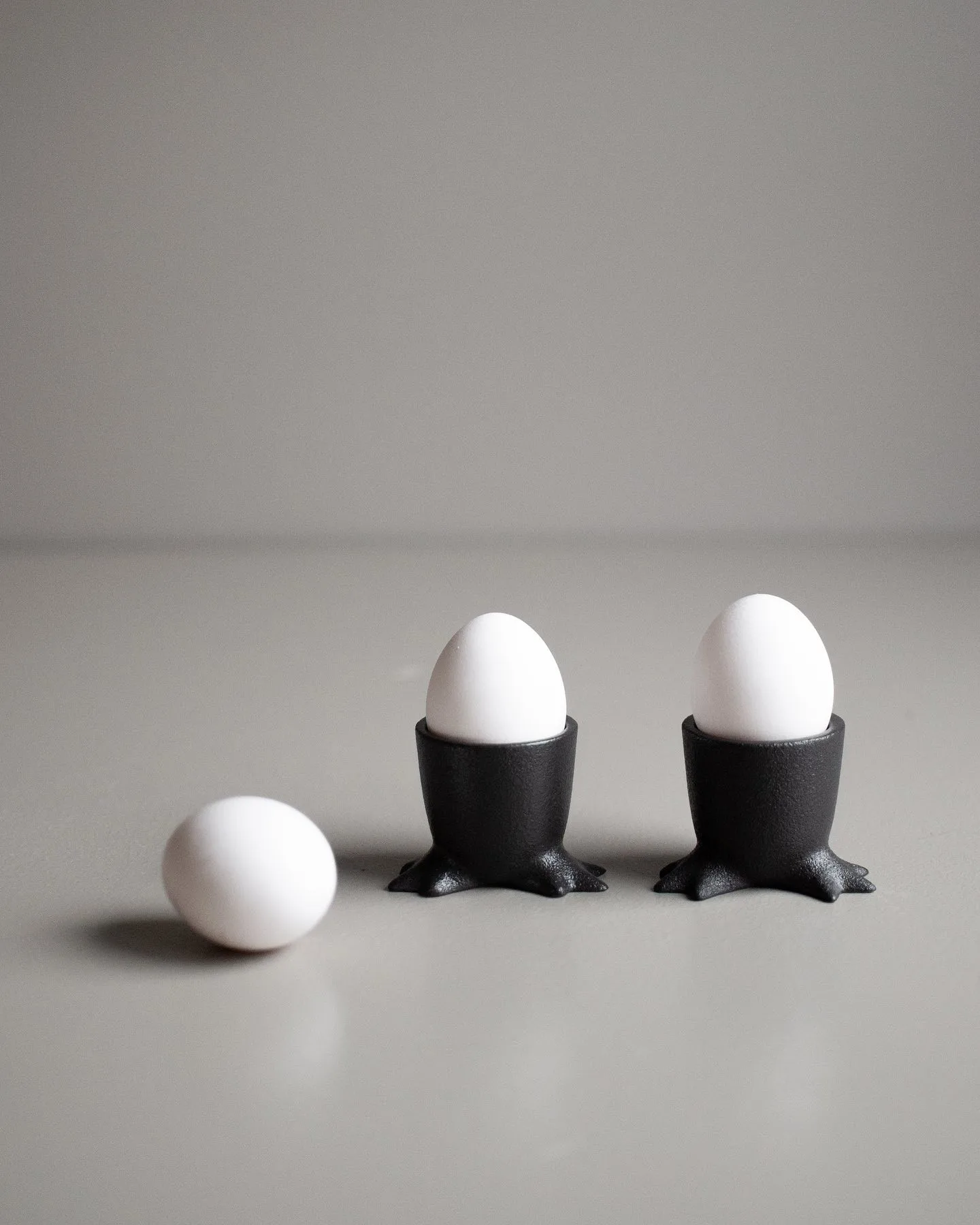 Walking Egg Eierbecher, Black DBKD