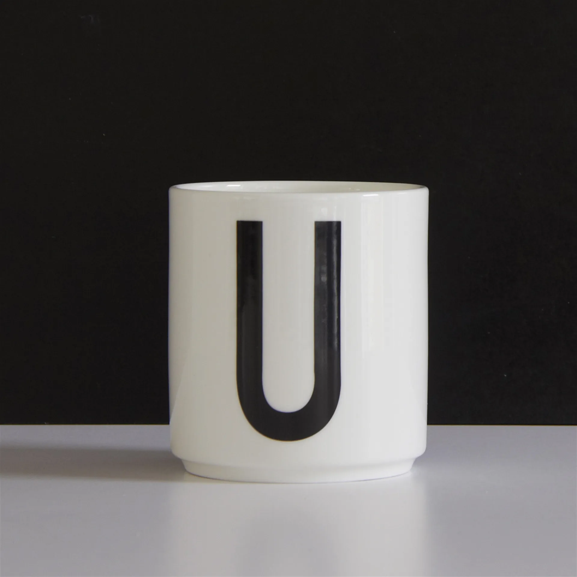 Design Letters Becher weiß, U Design Letters