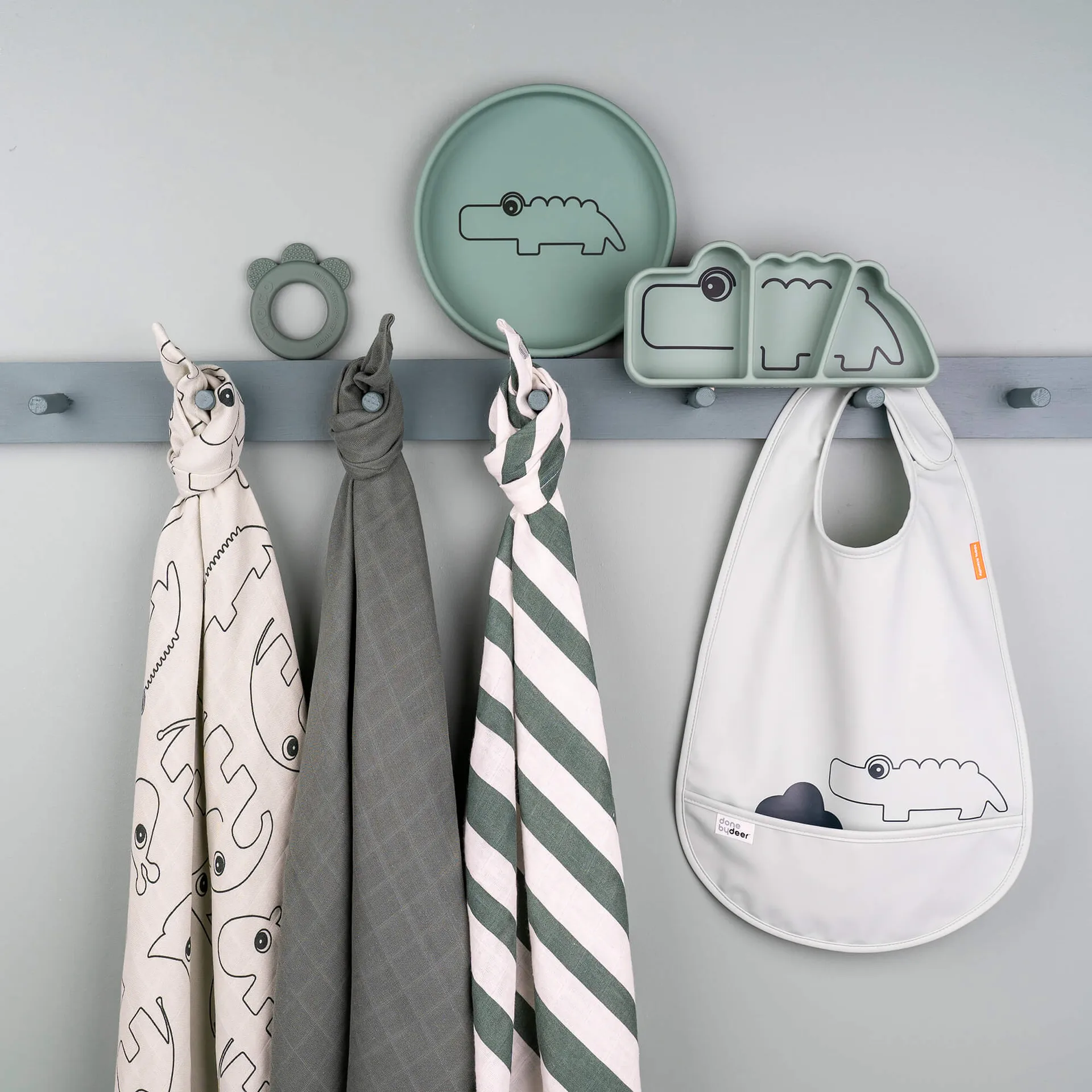 Croco Stick&Stay Kinderteller 9x21 cm, Green Done by deer