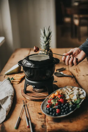 Foni Fondue Gusseisen emailliert 21×18,4×9,8 cm - Schwarz-Akazie Holzplatte - Dorre