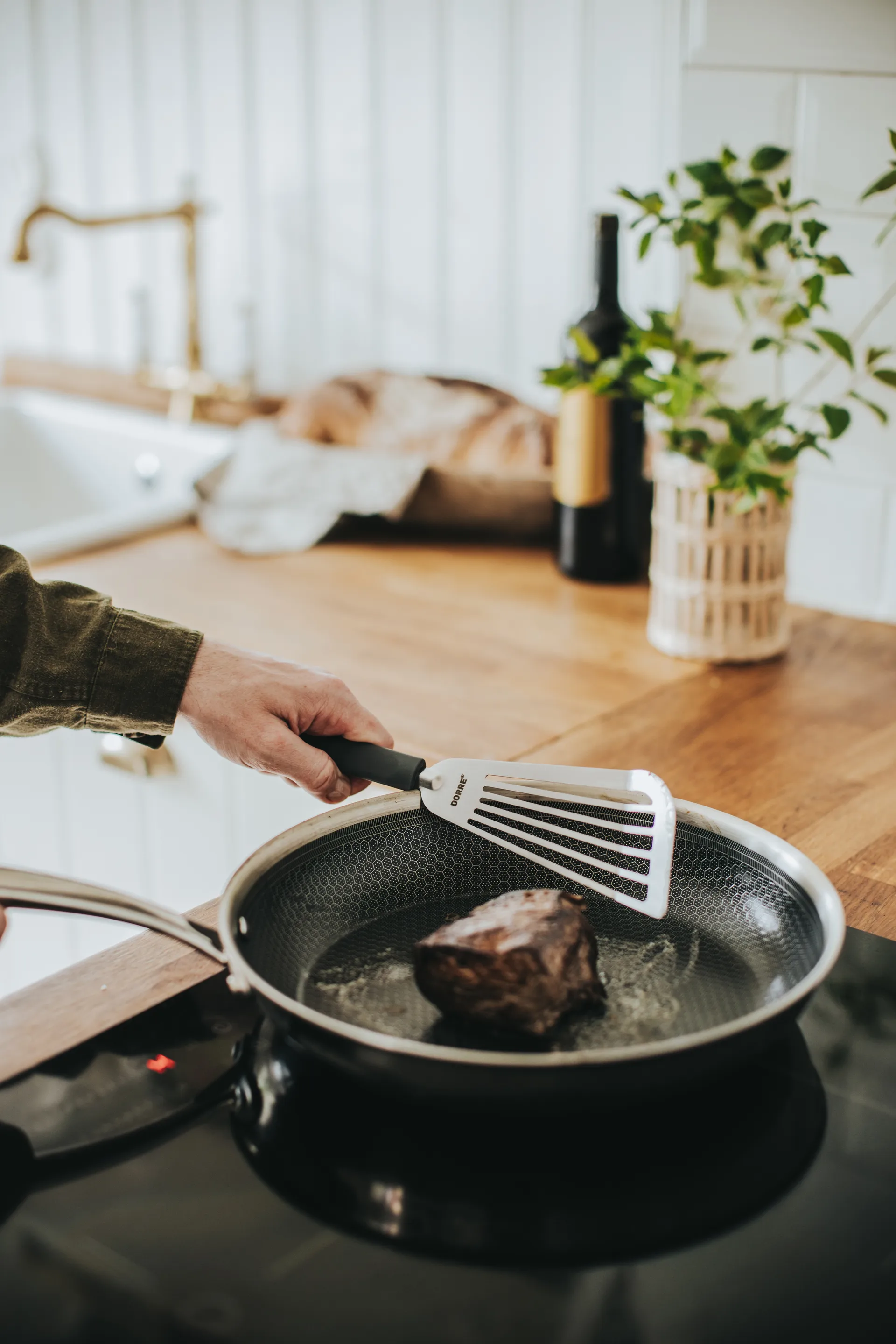 Saira Pfannenwender 33x8,5x1,8 cm, Edelstahl-Silikongriff grau Dorre