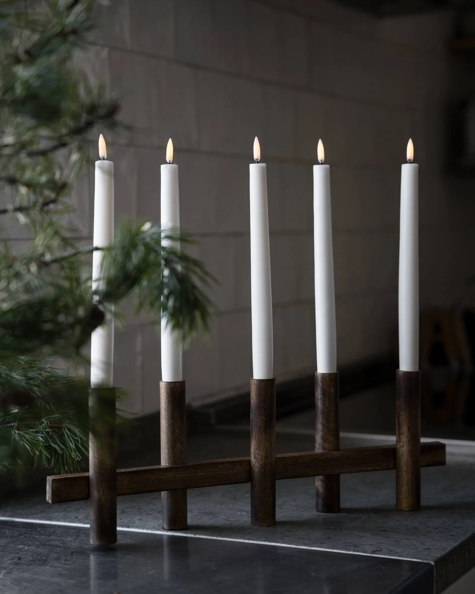 Ernst Kerzenständer 5-flammig, Dunkles Holz ERNST