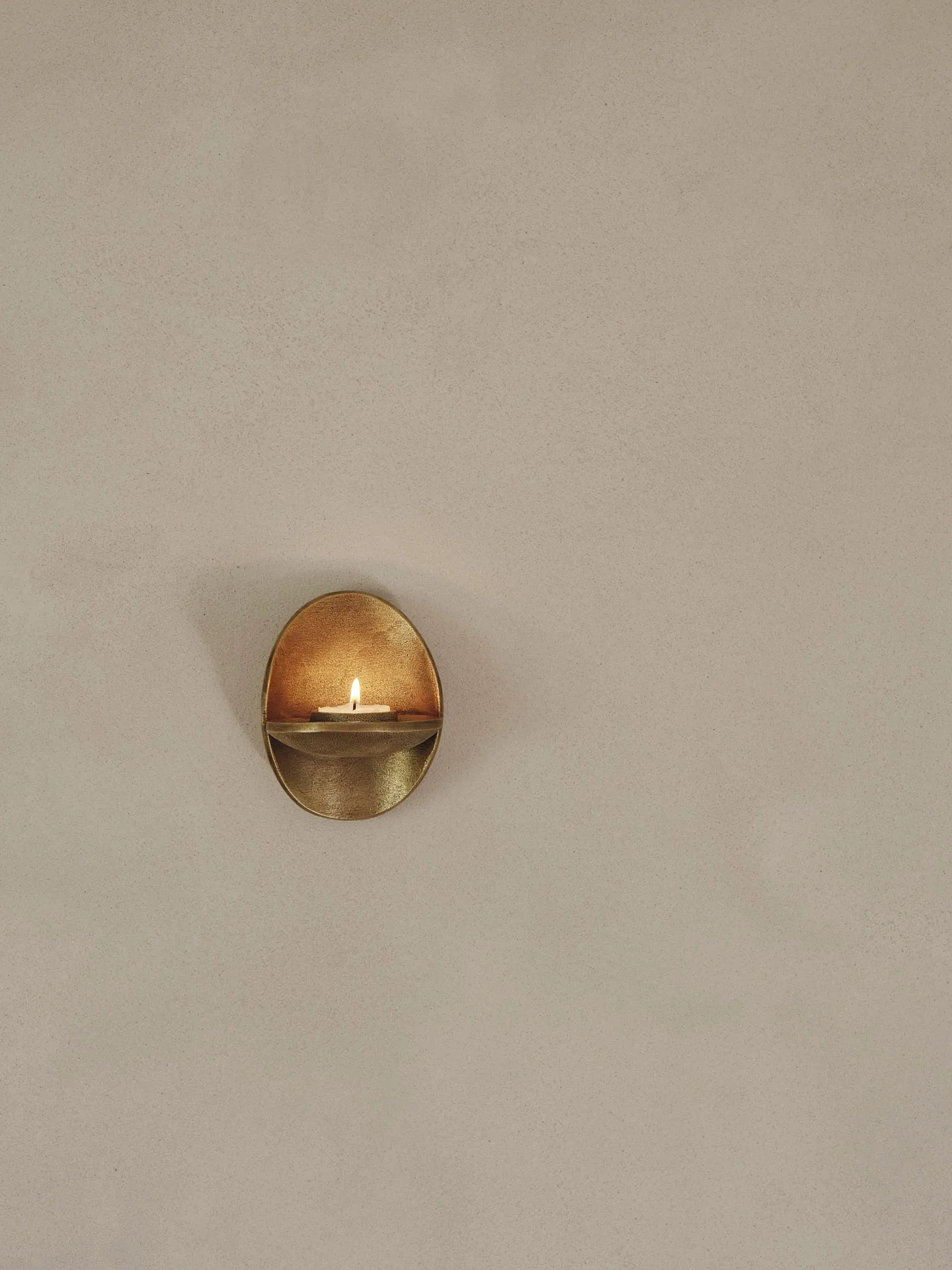Agapé Teelichthalter Wand, Brass finish Ferm Living