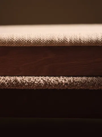 Boda Armlehnstuhl - Gepolsterte Sitzfläche soft bouclé, dunkel gebeizte Buche-natural - Ferm Living