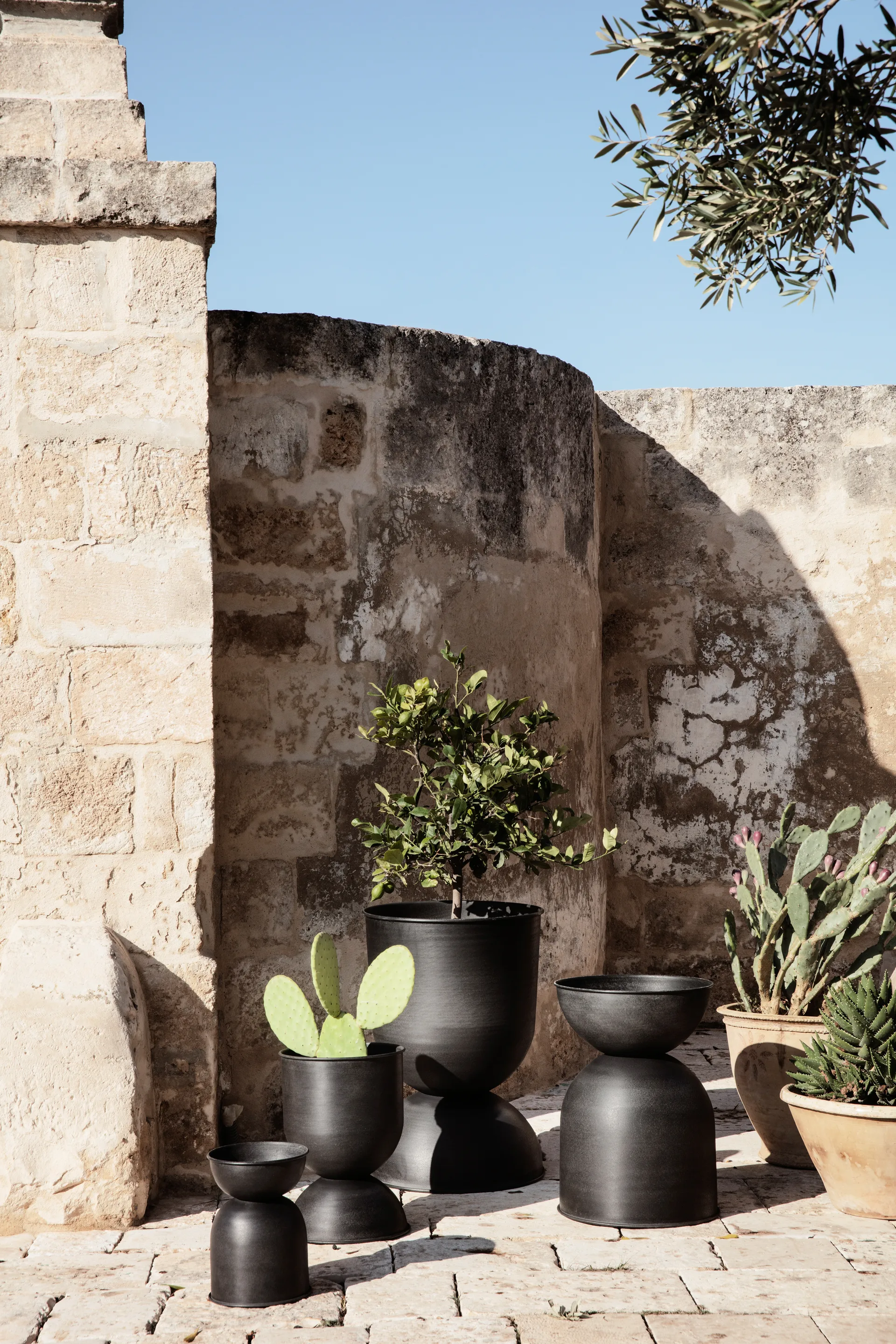 Hourglass Blumentopf klein Ø31 cm, Schwarz-dunkelgrau Ferm Living