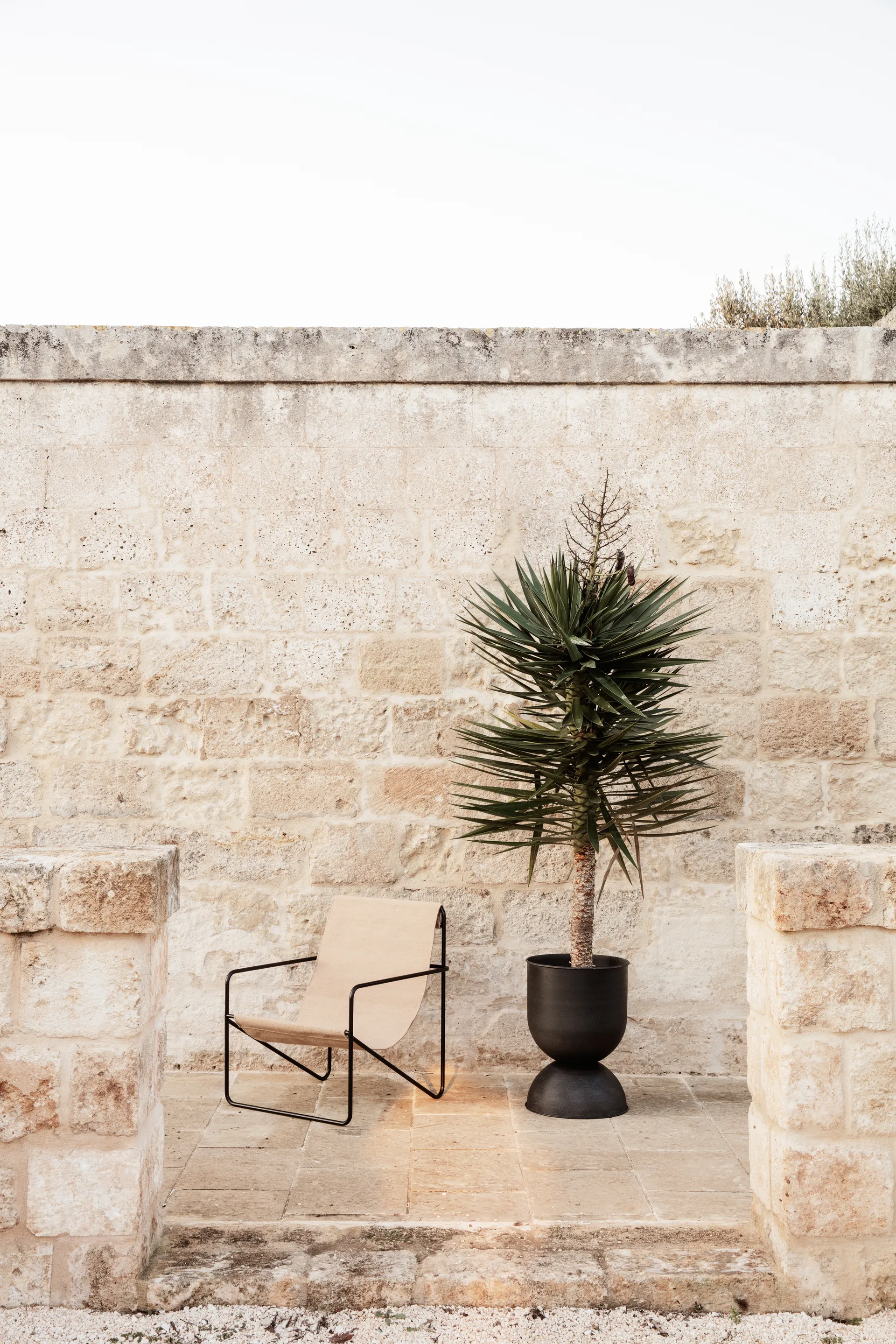 Hourglass Blumentopf medium Ø41 cm, Schwarz-dunkelgrau Ferm Living