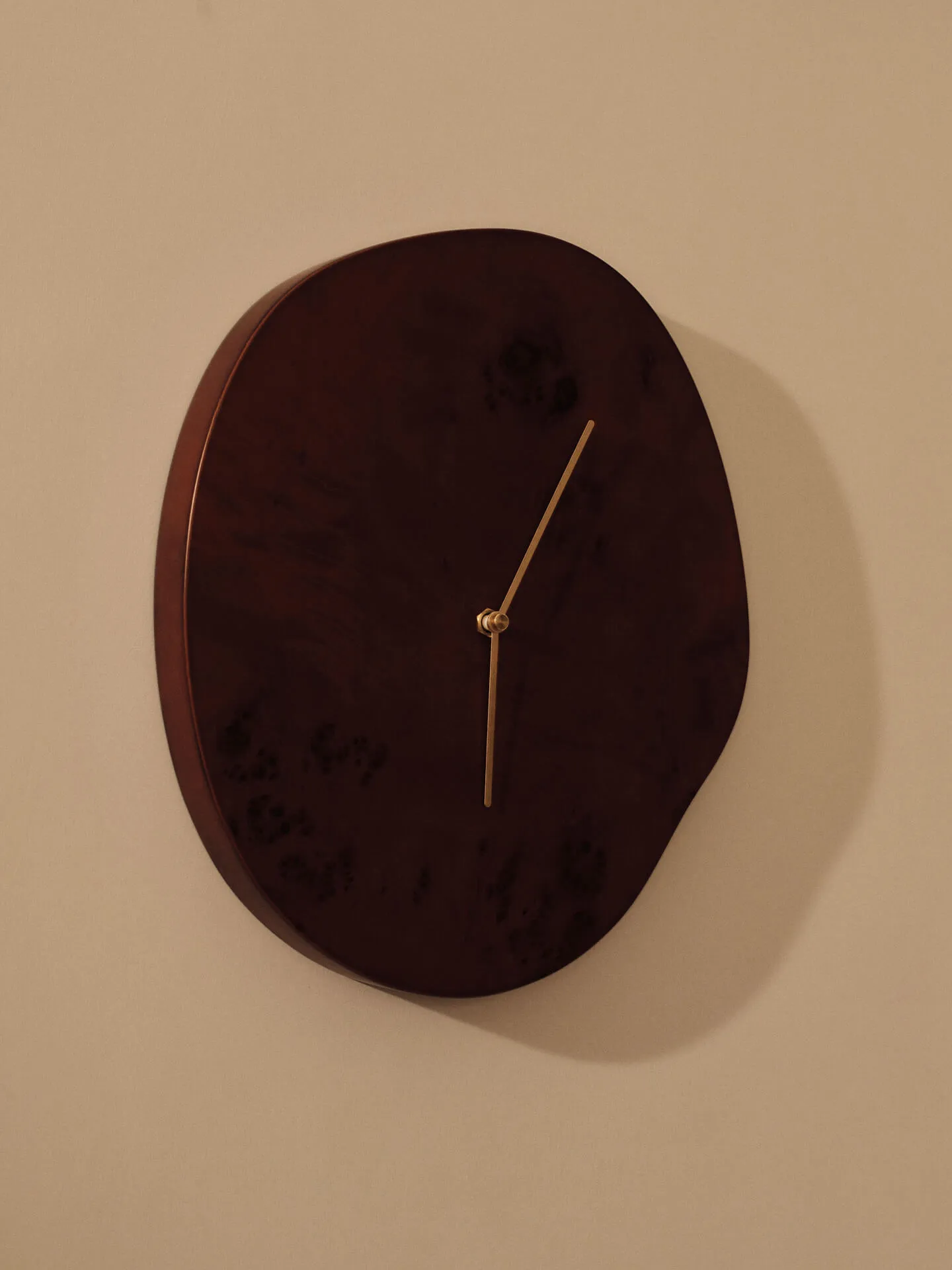 Melt Wanduhr 28 x 33cm, Dark stained burl Ferm Living