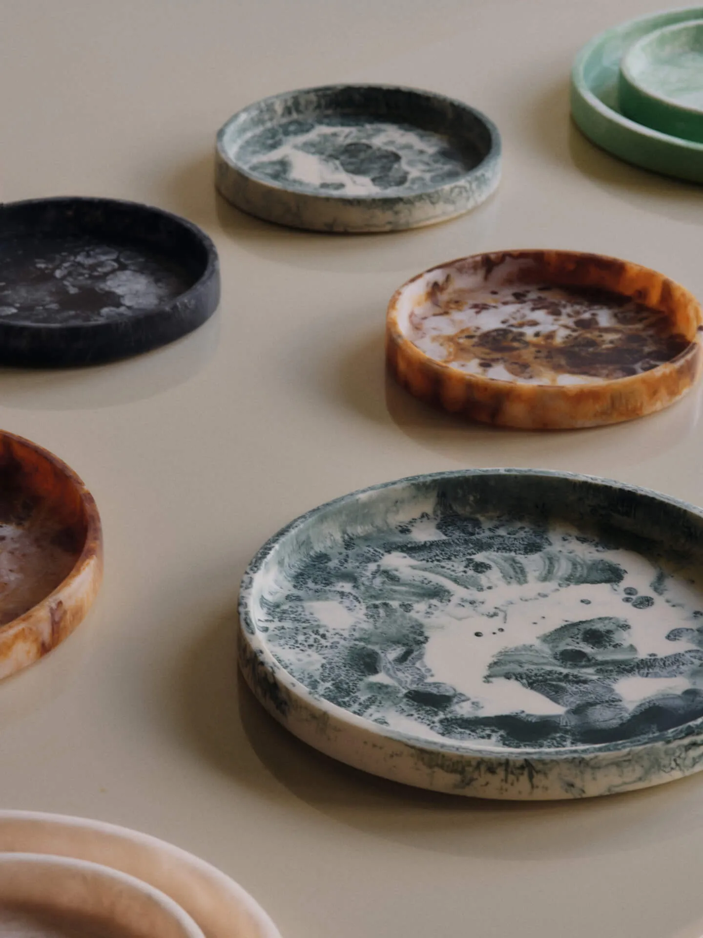 Mist Dekotablett Ø20 cm, Emerald-off-white Ferm Living