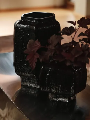Mokuri Vase - Schwarz, 30 cm - Ferm Living