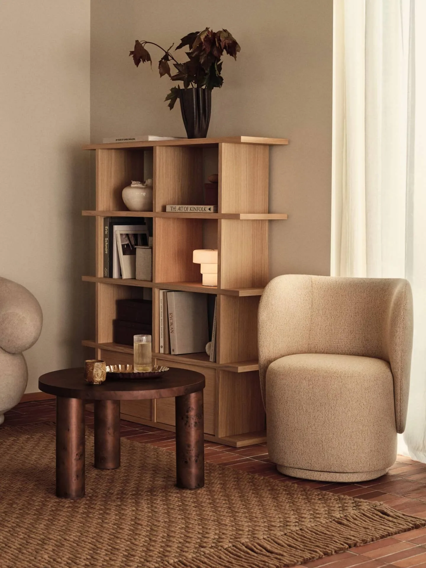 Post Couchtisch small Ø 65 cm, Dunkel gebeizte Maserknolle Ferm Living