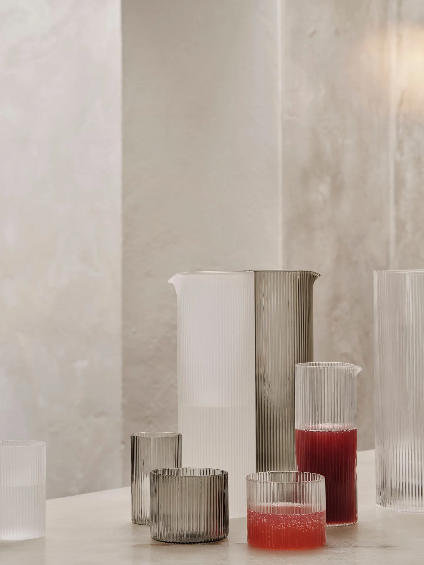 Ripple Wasserkaraffe 1,12 L, Smoked grey Ferm Living