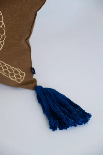 Knop Dekorationskissen - Braun-Gold-Blau, 27x40 cm - Fine Little Day