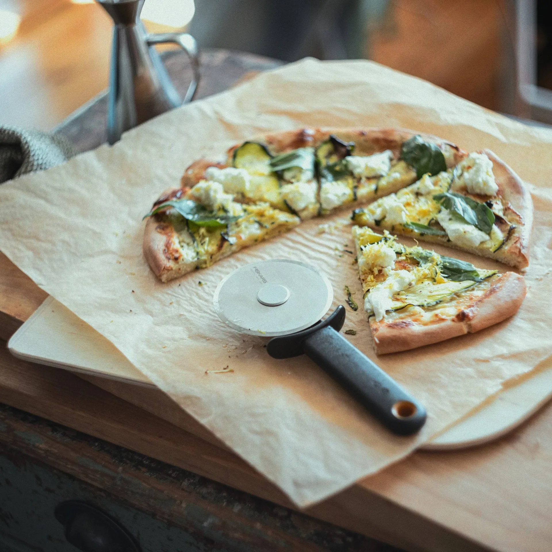 Functional Form Pizzaschneider, Schwarz, mit Klingenschutz Fiskars