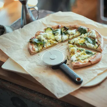 Functional Form Pizzaschneider - Schwarz, mit Klingenschutz - Fiskars