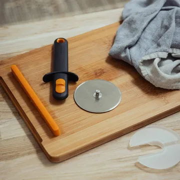 Functional Form Pizzaschneider - Schwarz, mit Klingenschutz - Fiskars