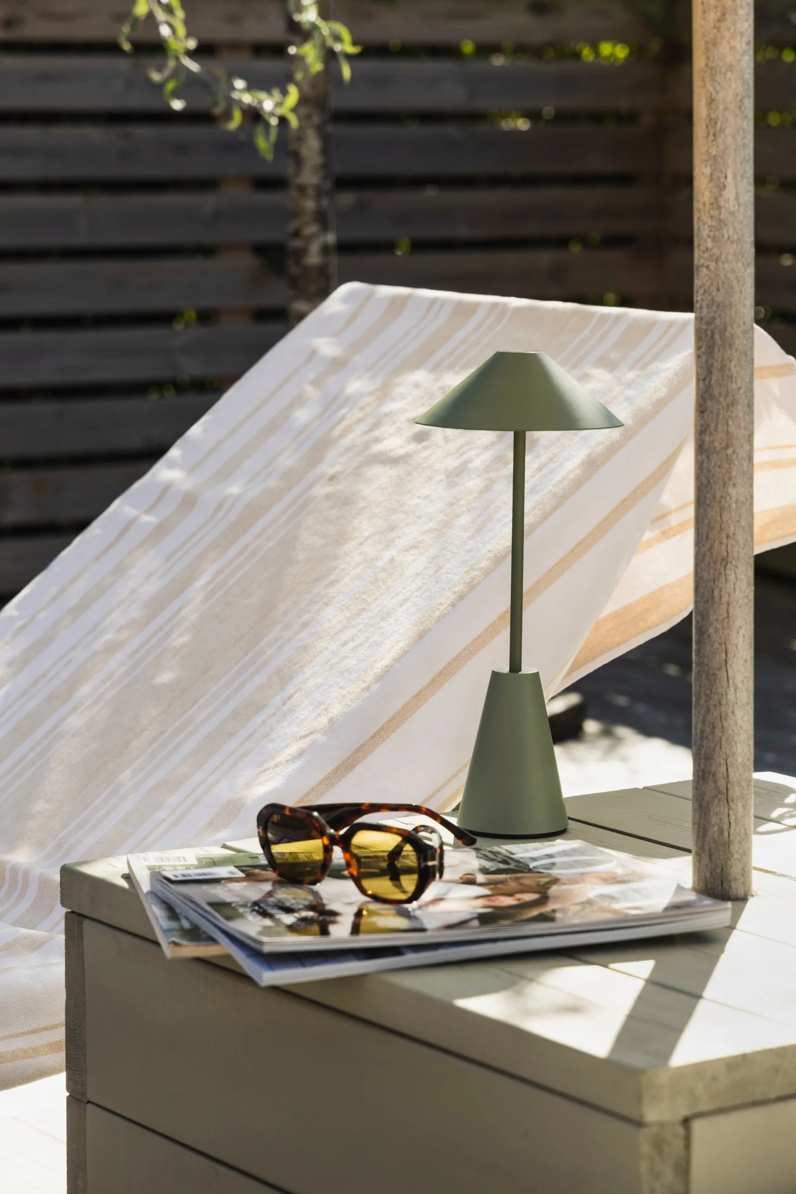 Cannes 32 tragbare Tischleuchte, Moosgrün Globen Lighting