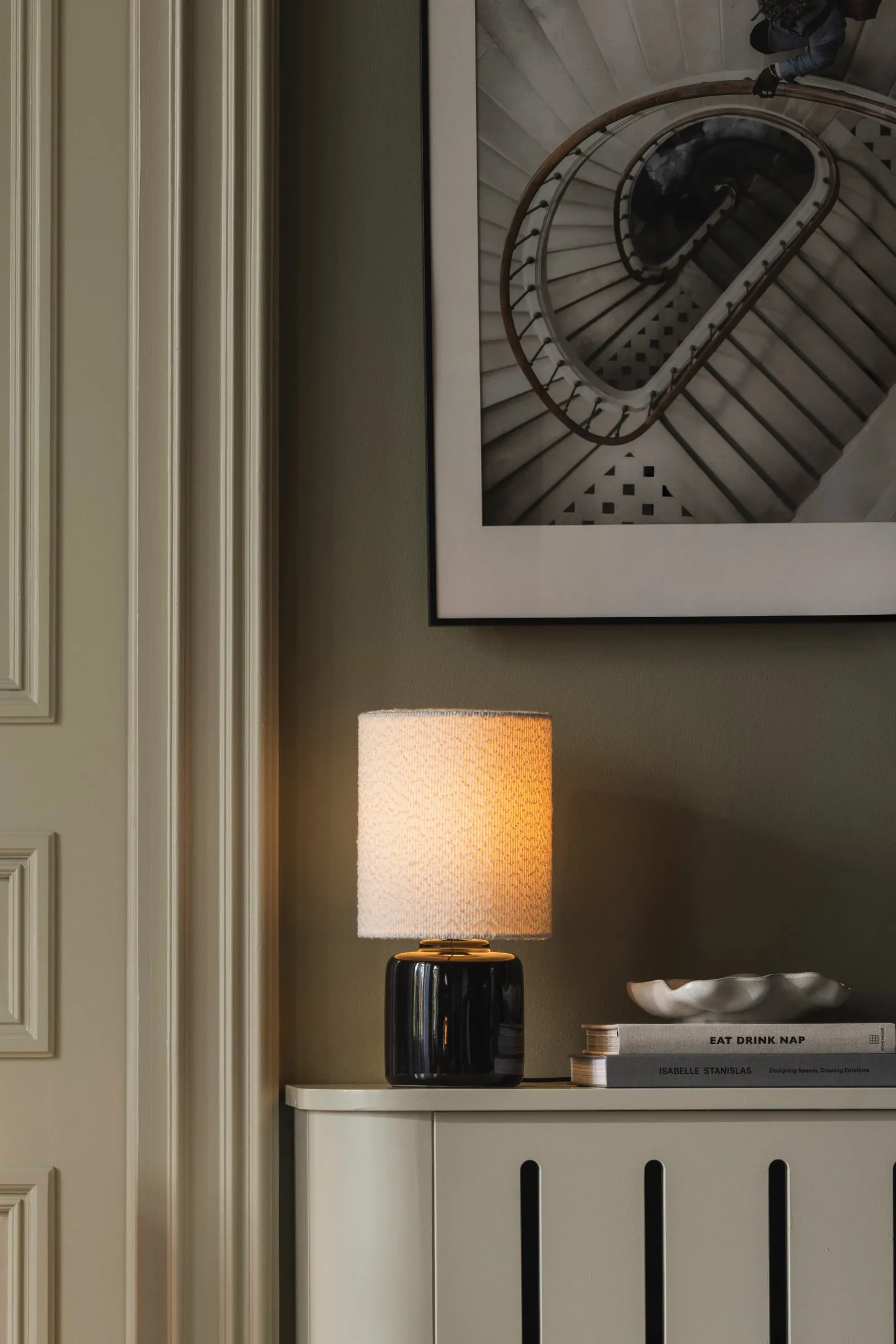 Florian Tischleuchte, Weiß Bouclé/schwarz, Ø20x39 cm Globen Lighting