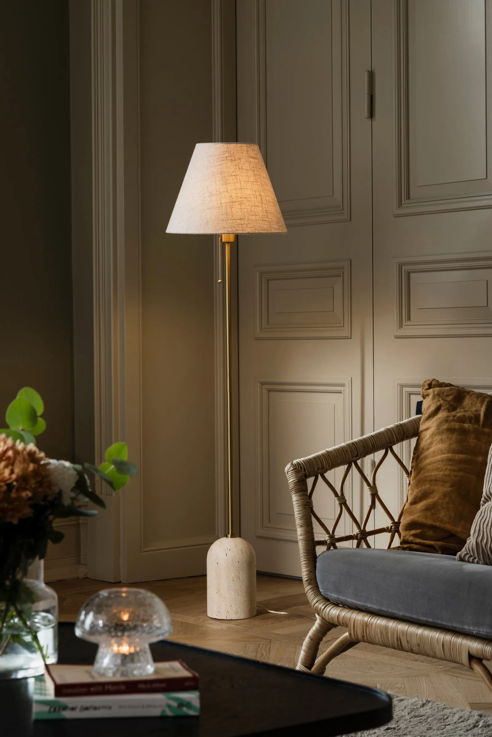 Gino Stehleuchte, Beiger Travertin Globen Lighting