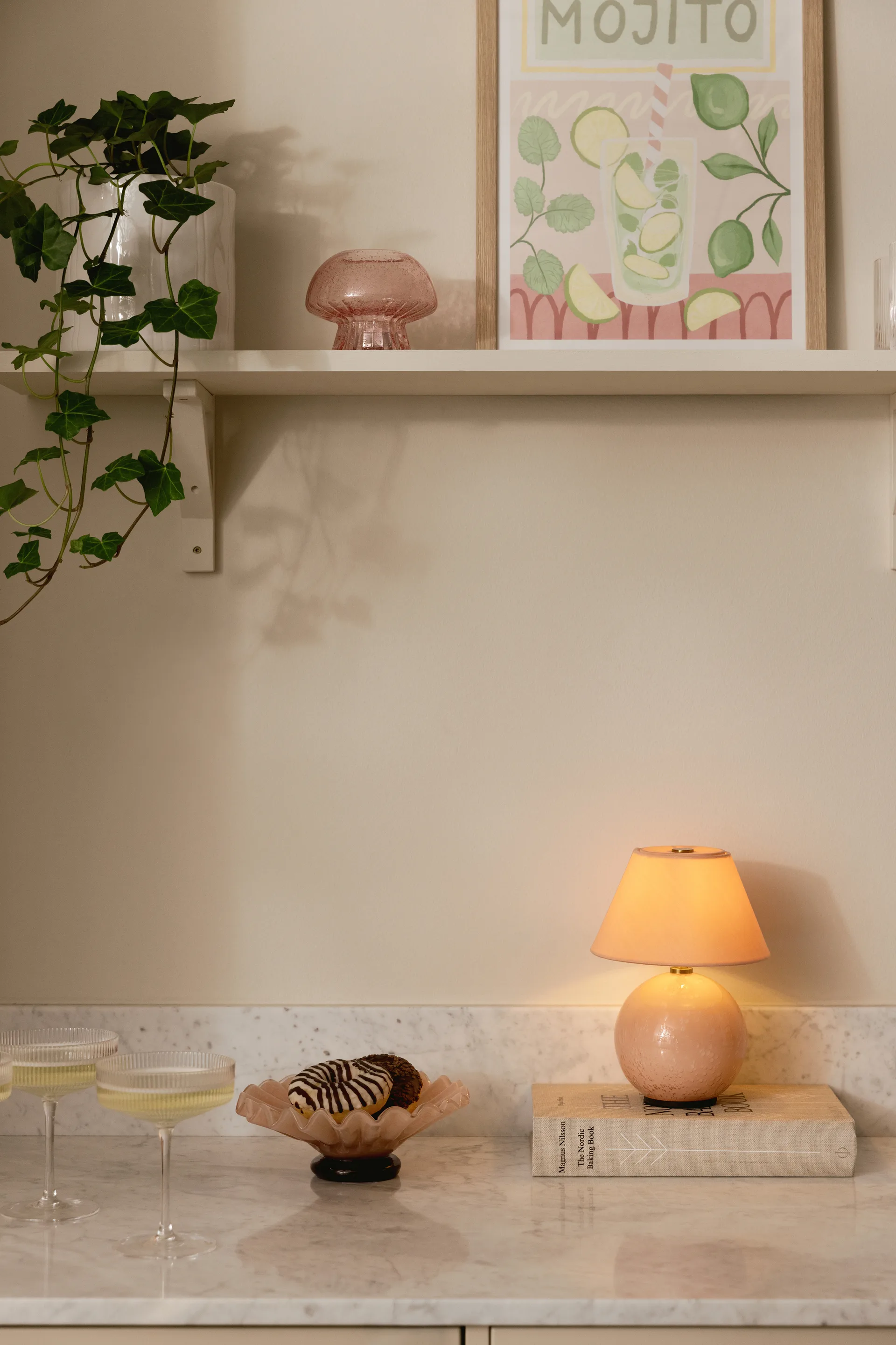 Iris 16 tragbare Tischlampe, Blush Globen Lighting