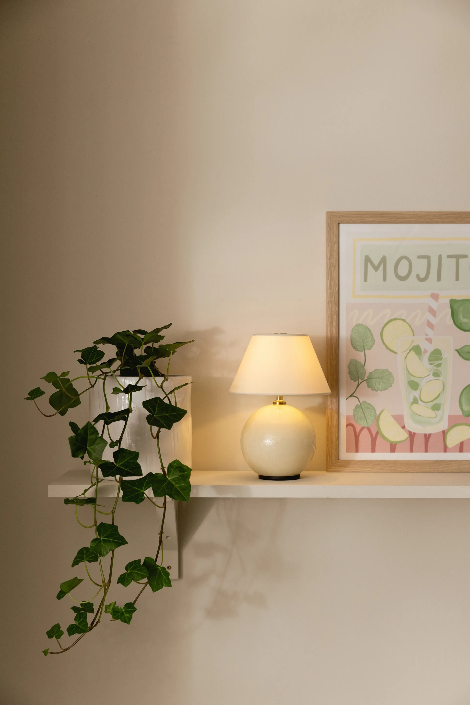 Iris 16 tragbare Tischlampe, Creme Globen Lighting