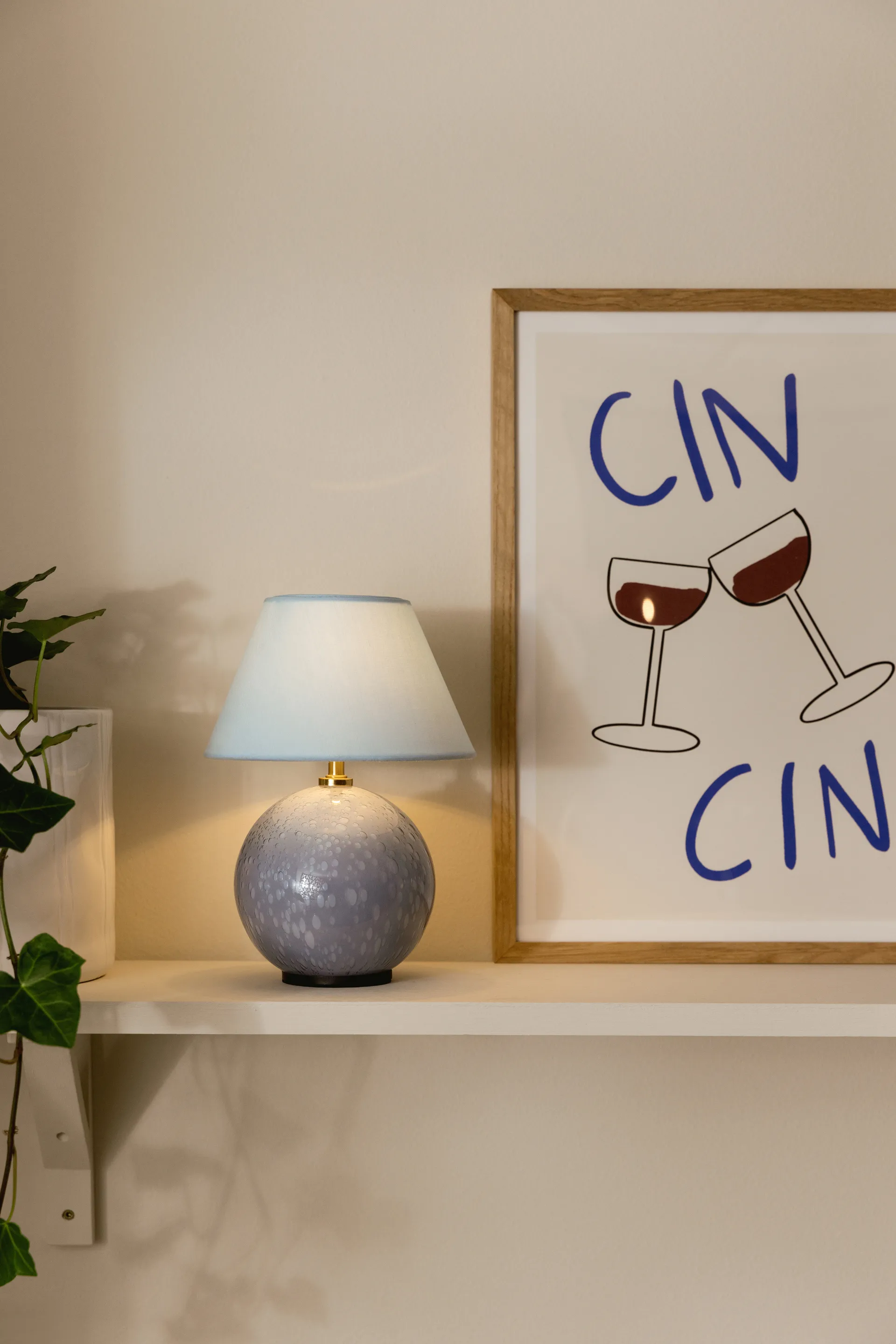 Iris 16 tragbare Tischlampe, Taubenblau Globen Lighting