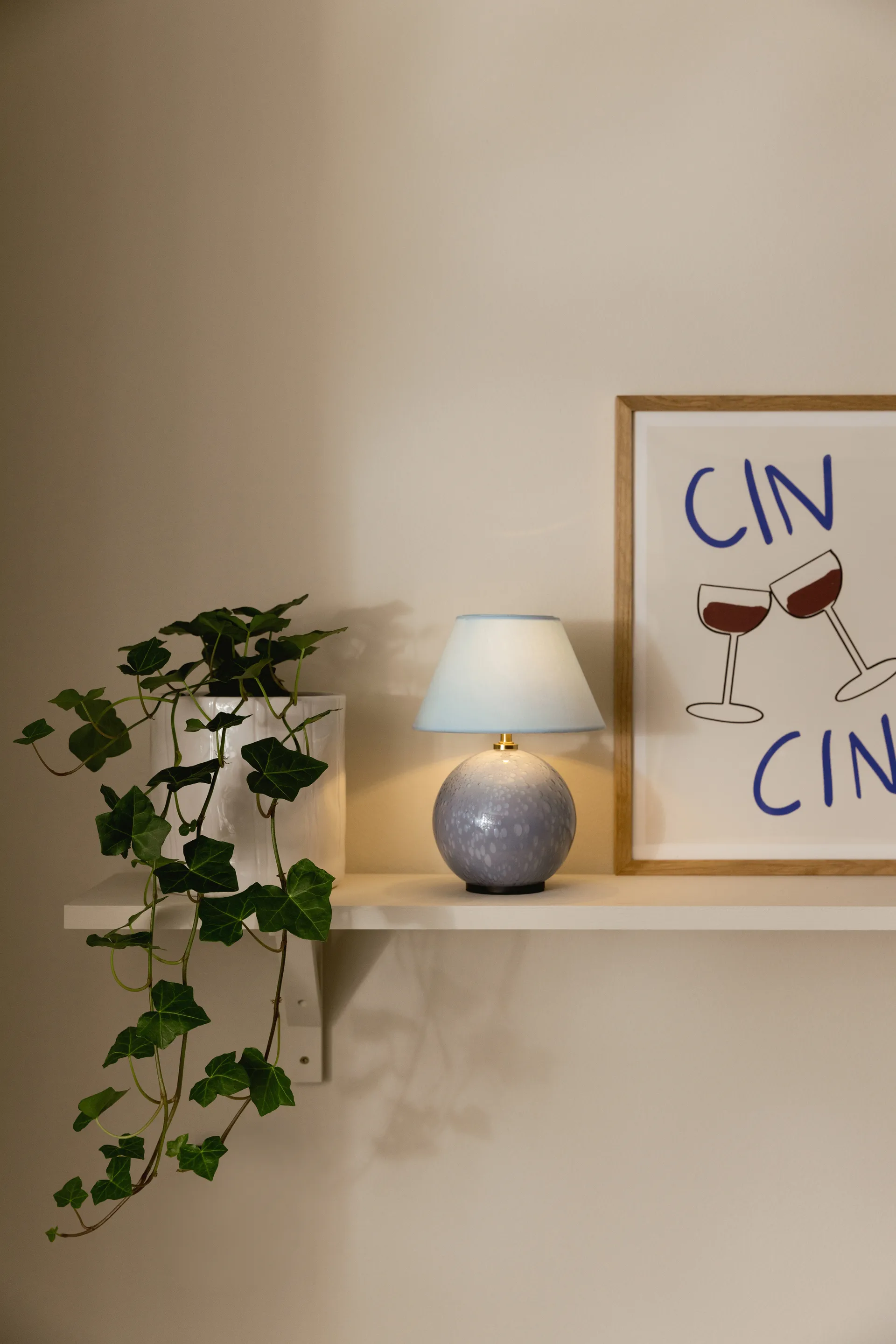 Iris 16 tragbare Tischlampe, Taubenblau Globen Lighting