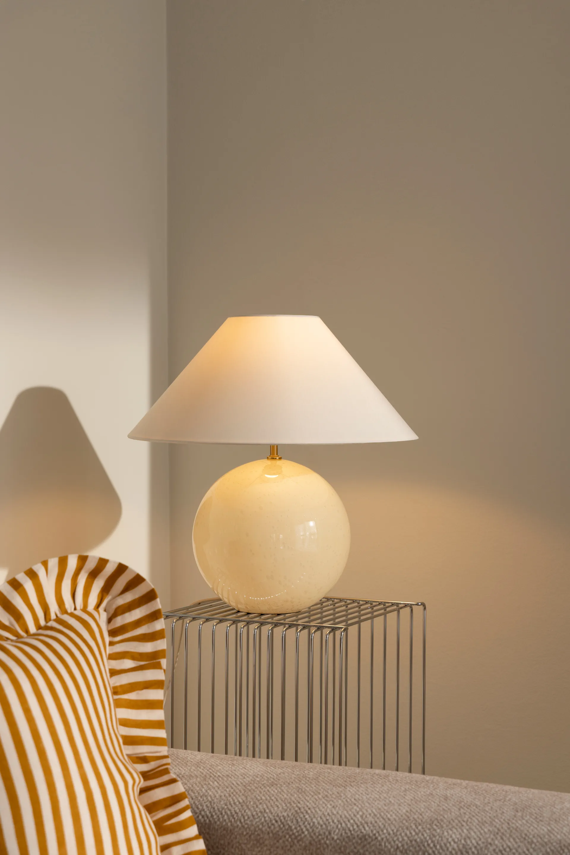 Iris 45 Tischlampe, Weiß Globen Lighting