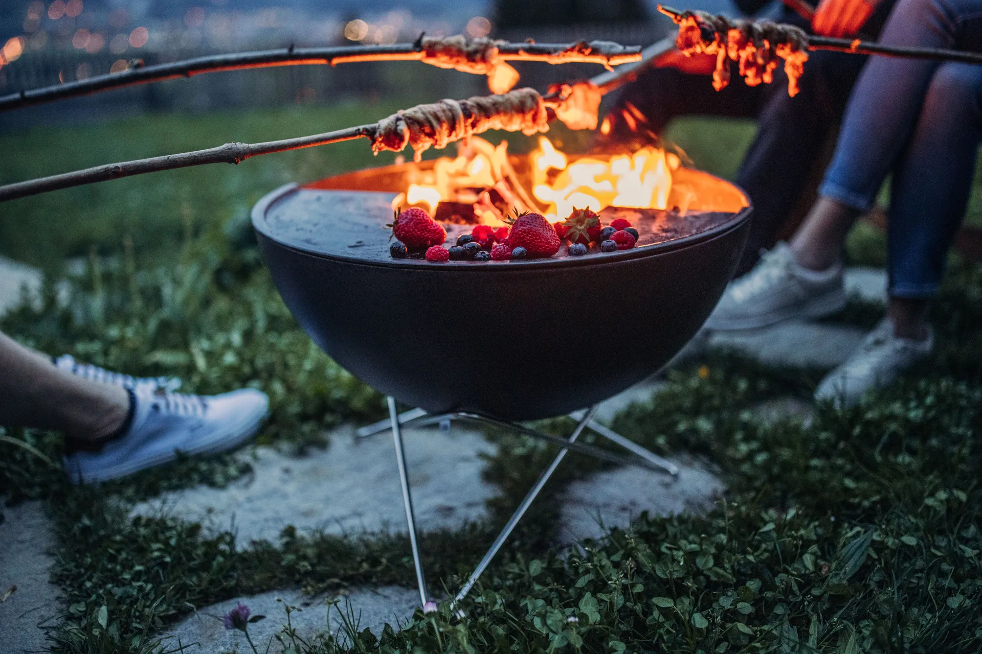 BOWL 57 Feuerstelle, Schwarz-Silber, Sternstativ Höfats