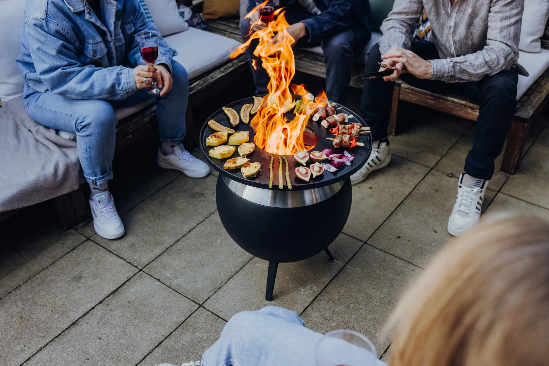 MOON 45 Feuerstelle, Schwarz-Silber, niedriges Gestell Höfats