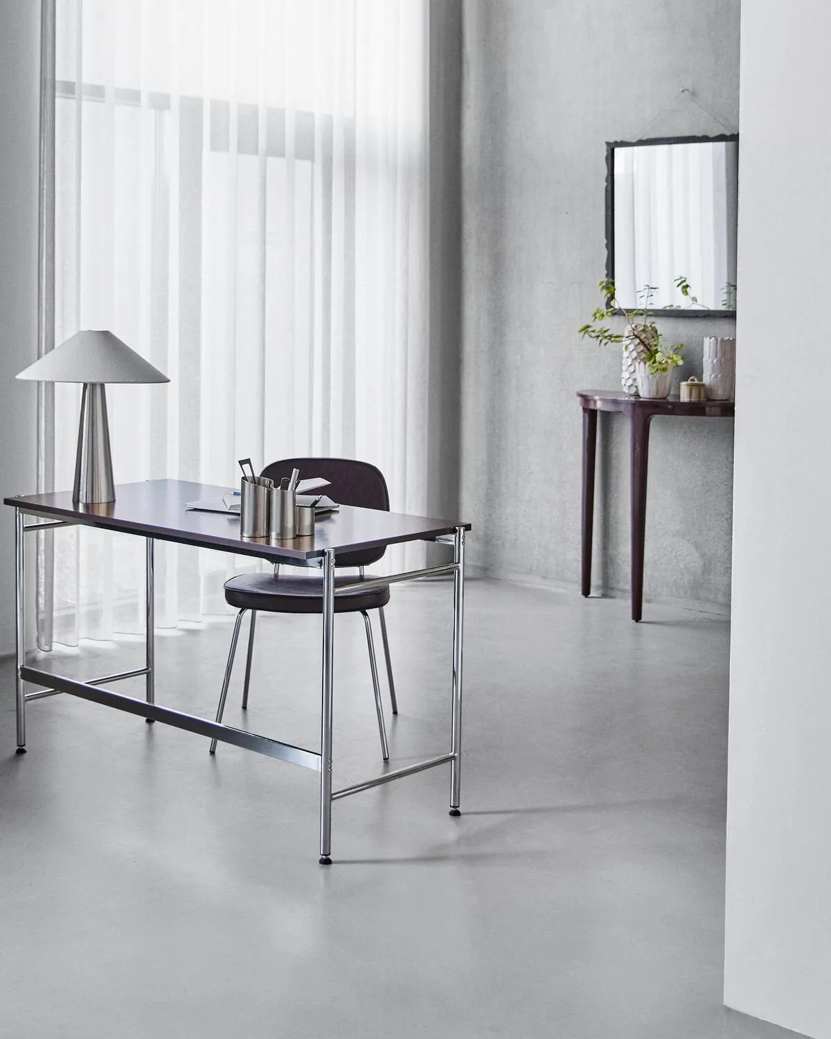 Arph Schreibtisch, Maulbeer-Chrom, 125x60x74 cm House Doctor