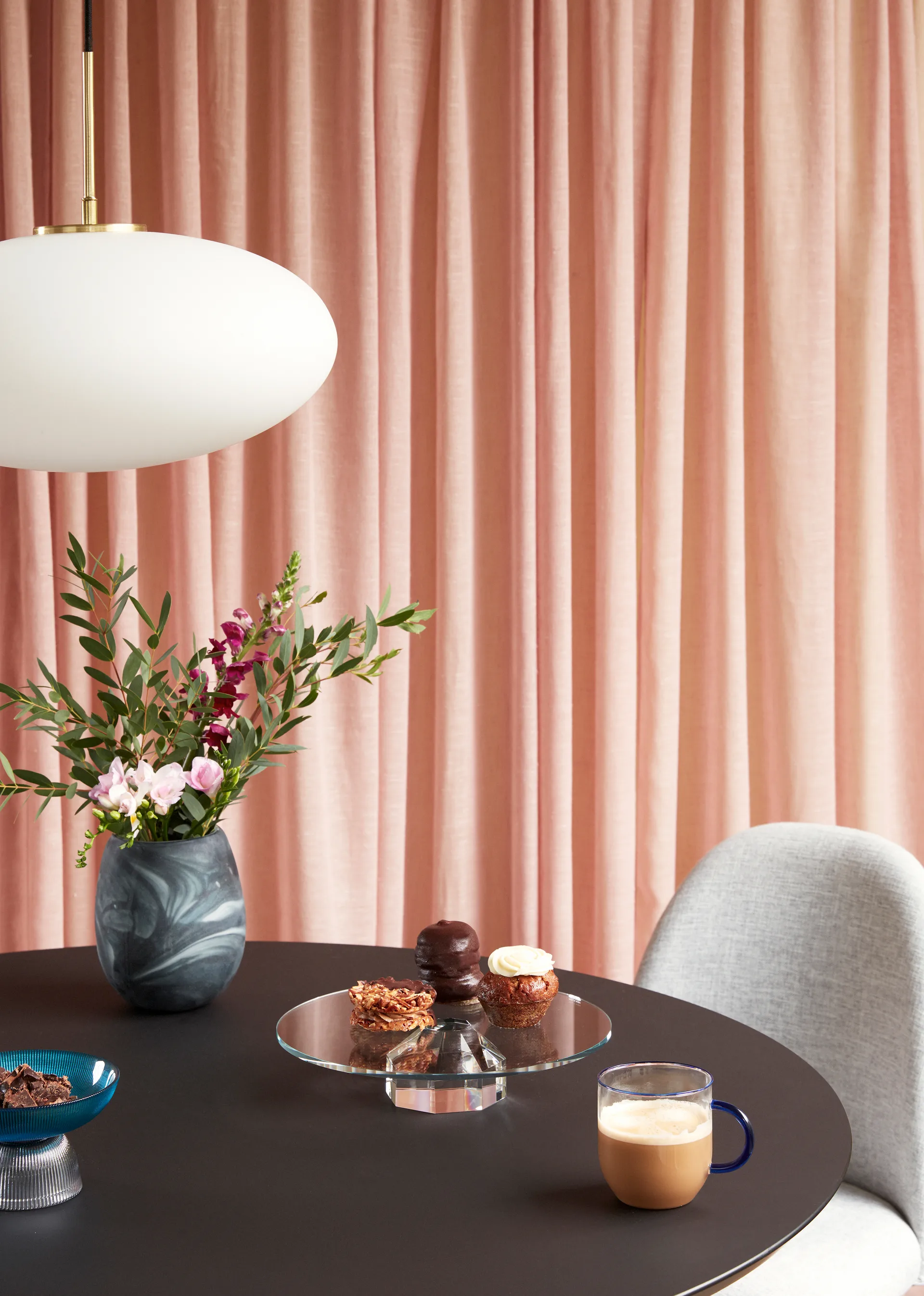 Muse Ellipse Pendelleuchte, White Hübsch Interior