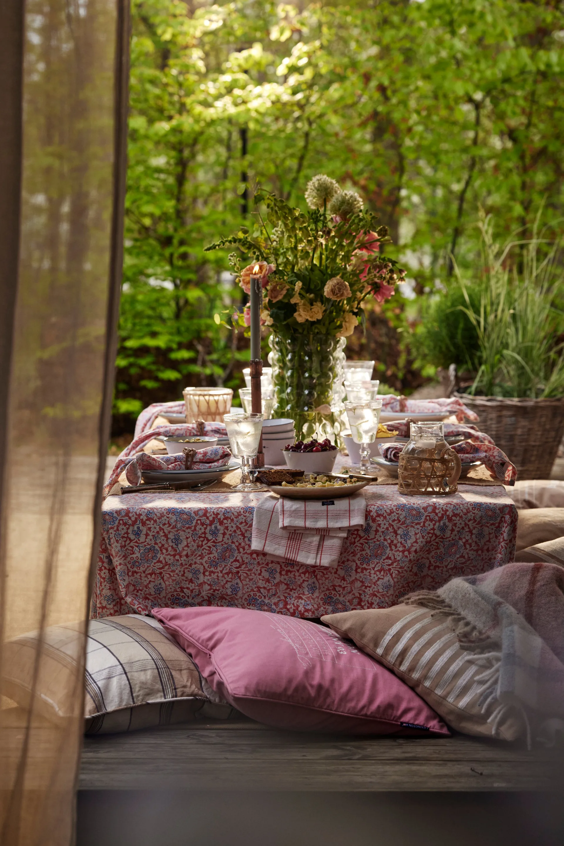 Printed Flowers Recycled Cotton Tischdecke 150x350 cm, Coral Lexington