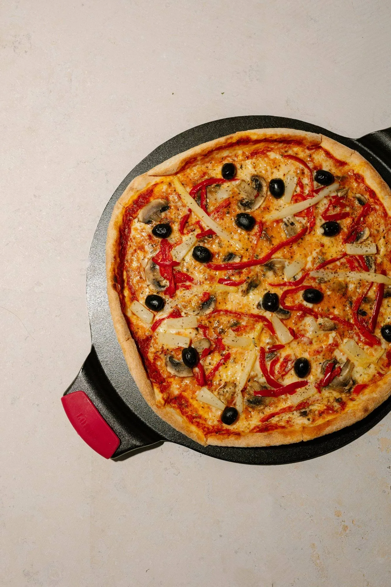 Pizzastein mit Silikongriffen, Ø38 cm Lodge