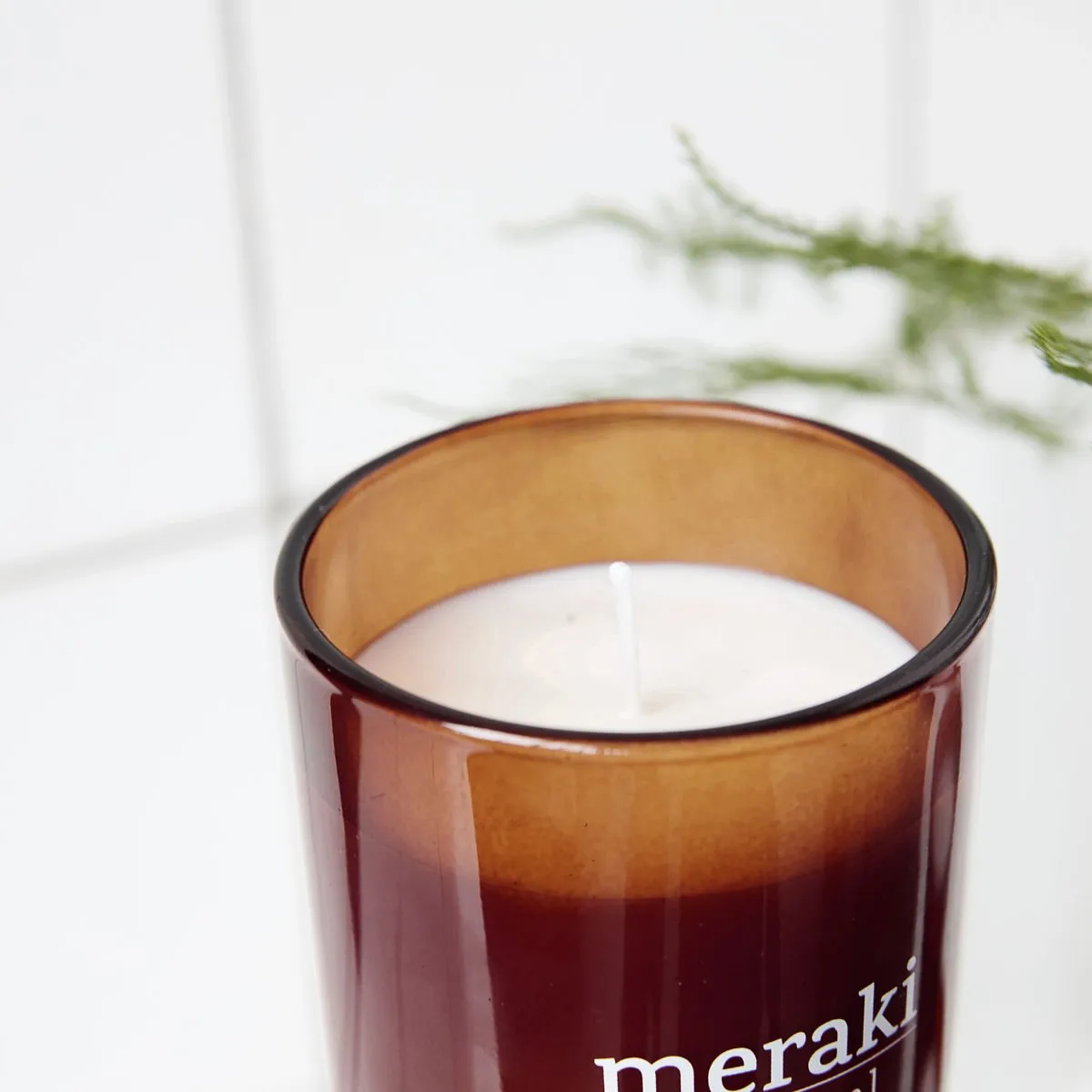 Meraki Duftkerze 12h braunes Glas, Nordic Pine Meraki