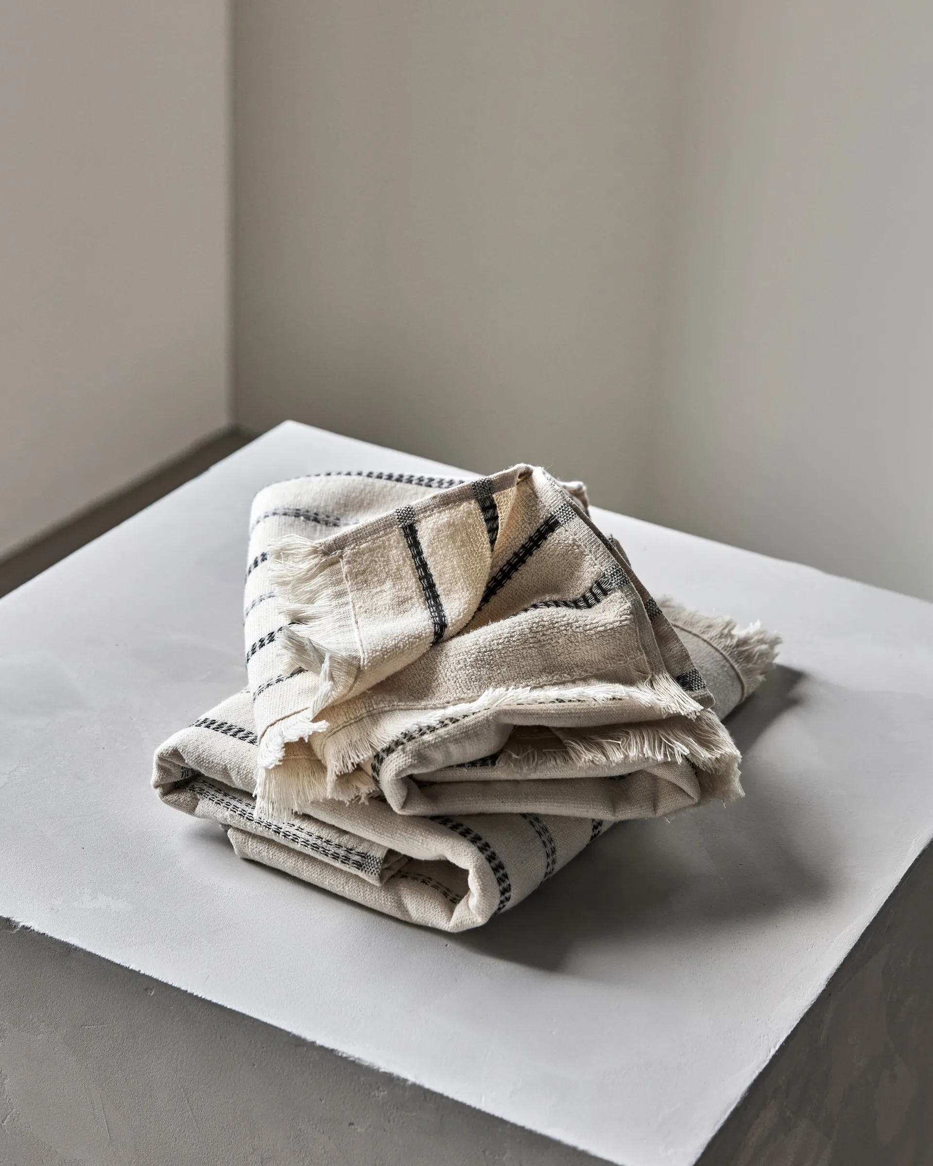 True Handtuch 2-teilig, Off-White-svart, 50x100 cm Meraki