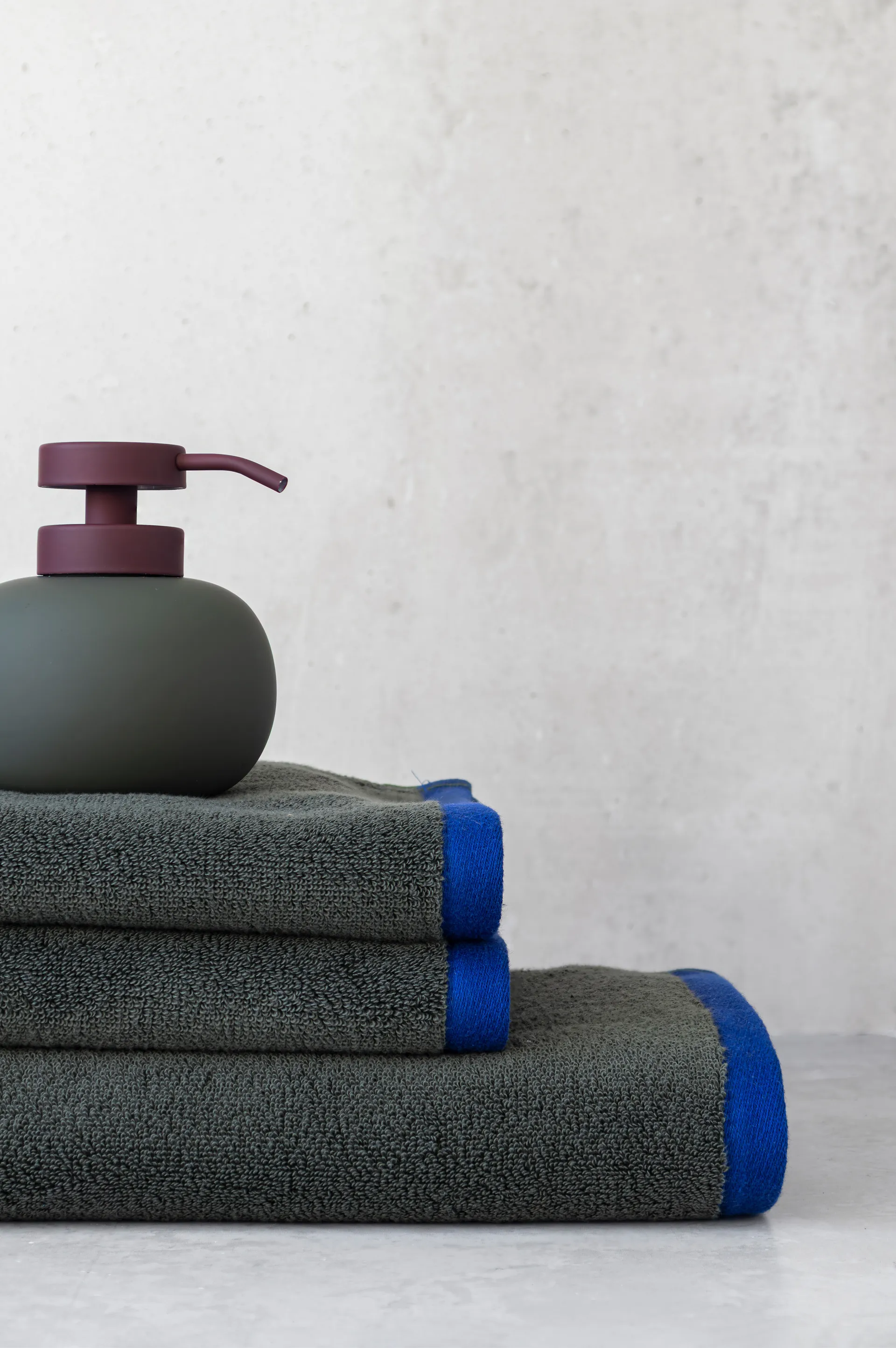 Lotus play Seifenpumpe niedrig, inkl. 2 Pumpenköpfen, Dark olive Mette Ditmer