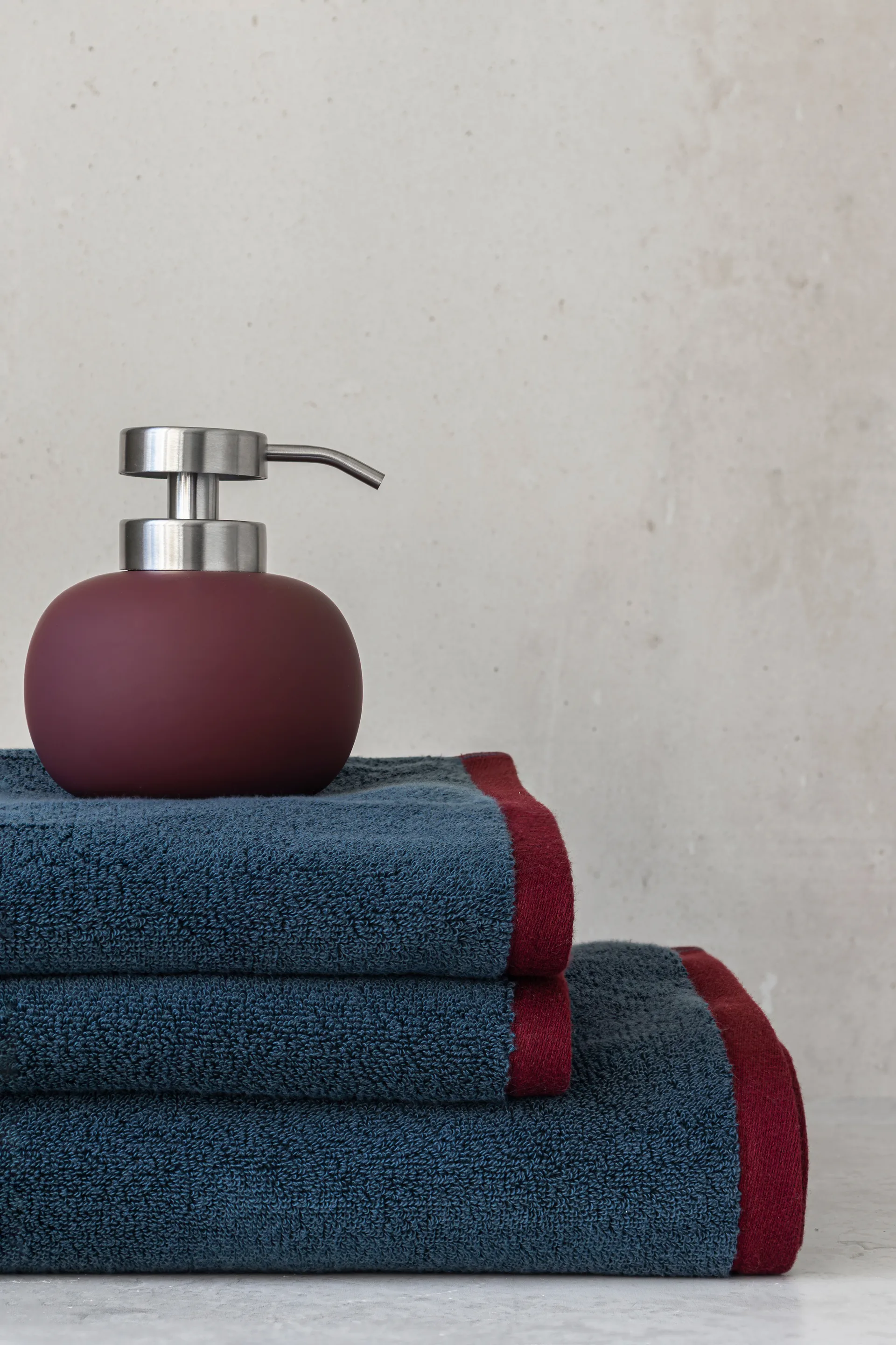 Lotus play Seifenpumpe niedrig, inkl. 2 Pumpenköpfen, Wine Mette Ditmer