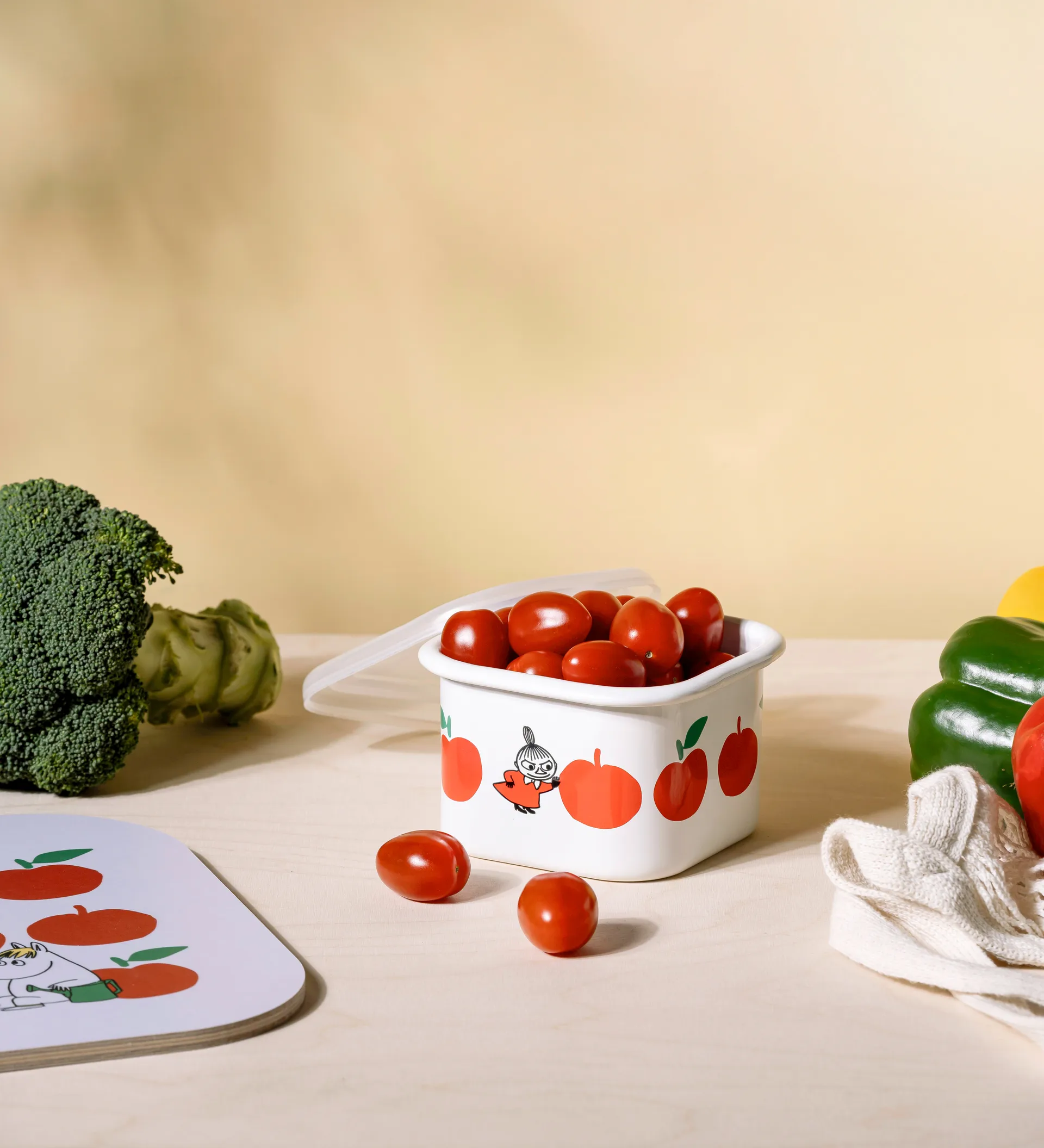 Mumin Emailldose mit Deckel 0,67 L, Joyfull Apples-röd Muurla